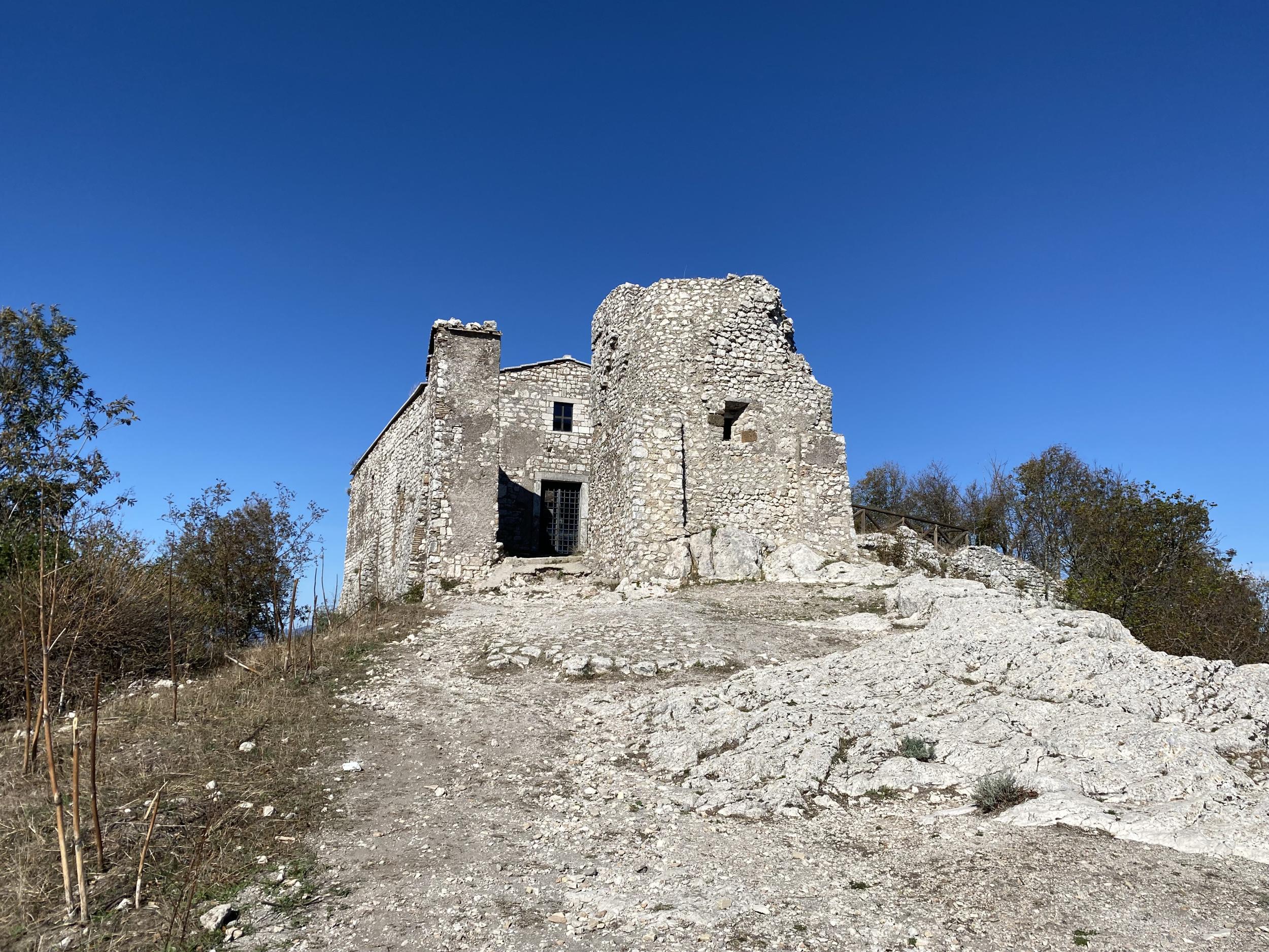Dalila Segoni, Sant'Oreste - Monte Soratte, Chiesa di San Silvestro, esterni, 2021, fotografia digitale