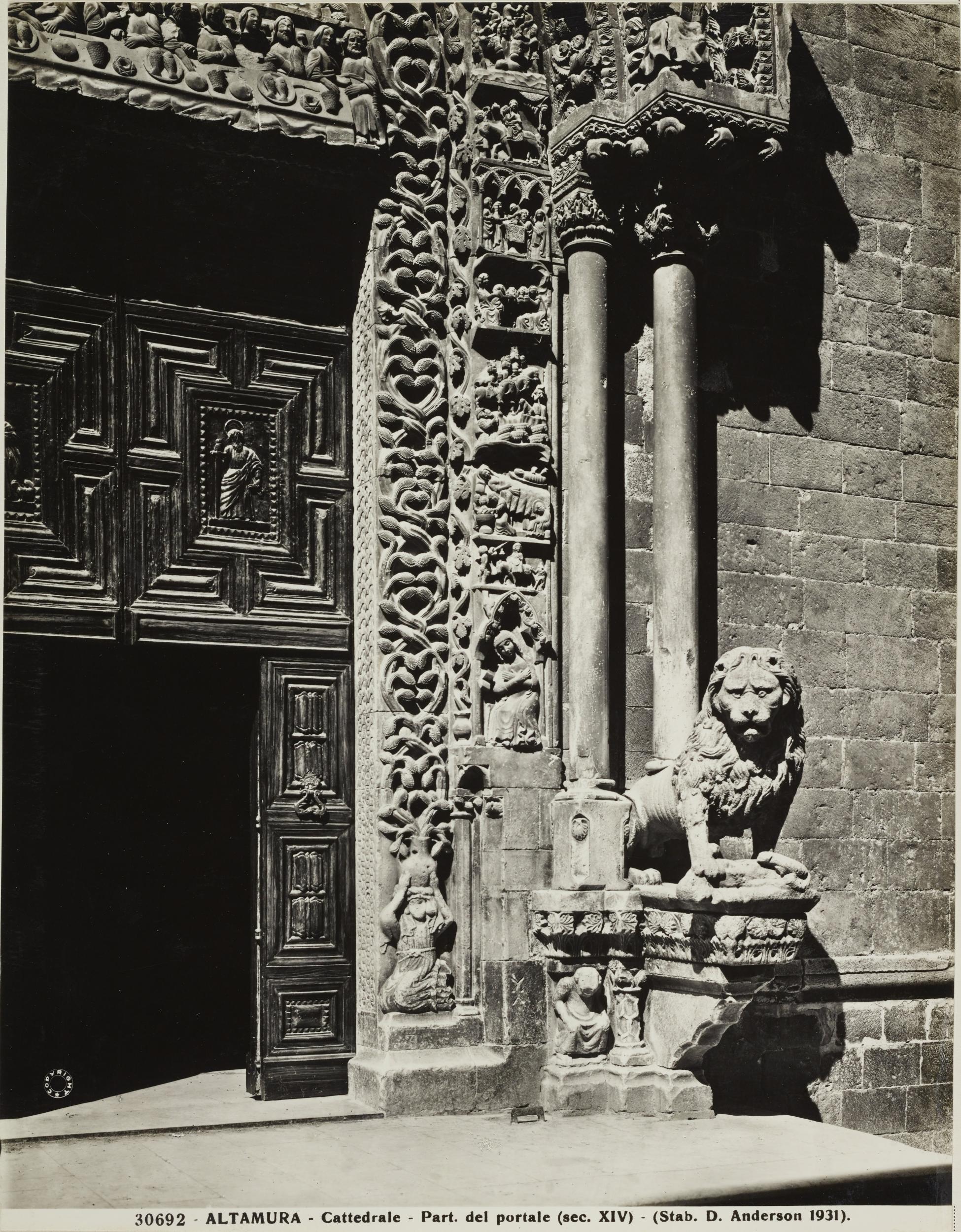 Domenico Anderson, Altamura - Cattedrale di S. Maria Assunta, portale,particolare, 1951-2000, gelatina ai sali d'argento/carta, MPI130829
