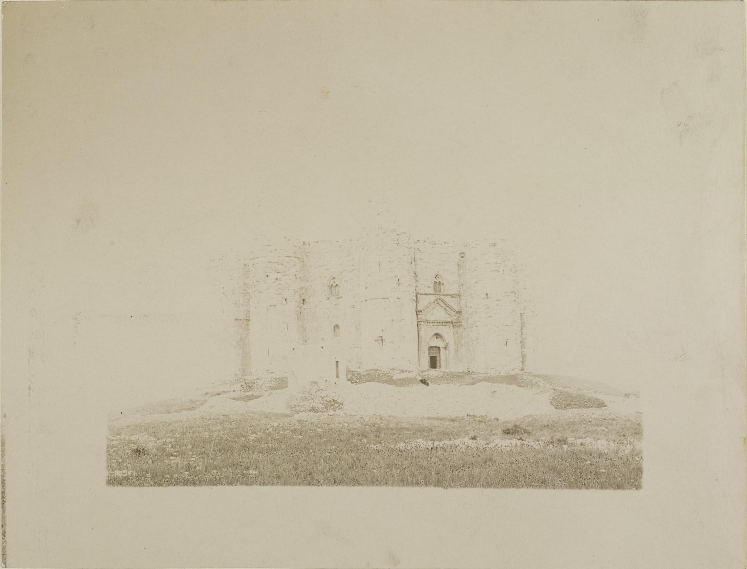 Fotografo non identificato, Andria, Castel del Monte - Veduta del castello dalla parte principale, 1951-2000, gelatina ai sali d'argento/carta, MPI131890