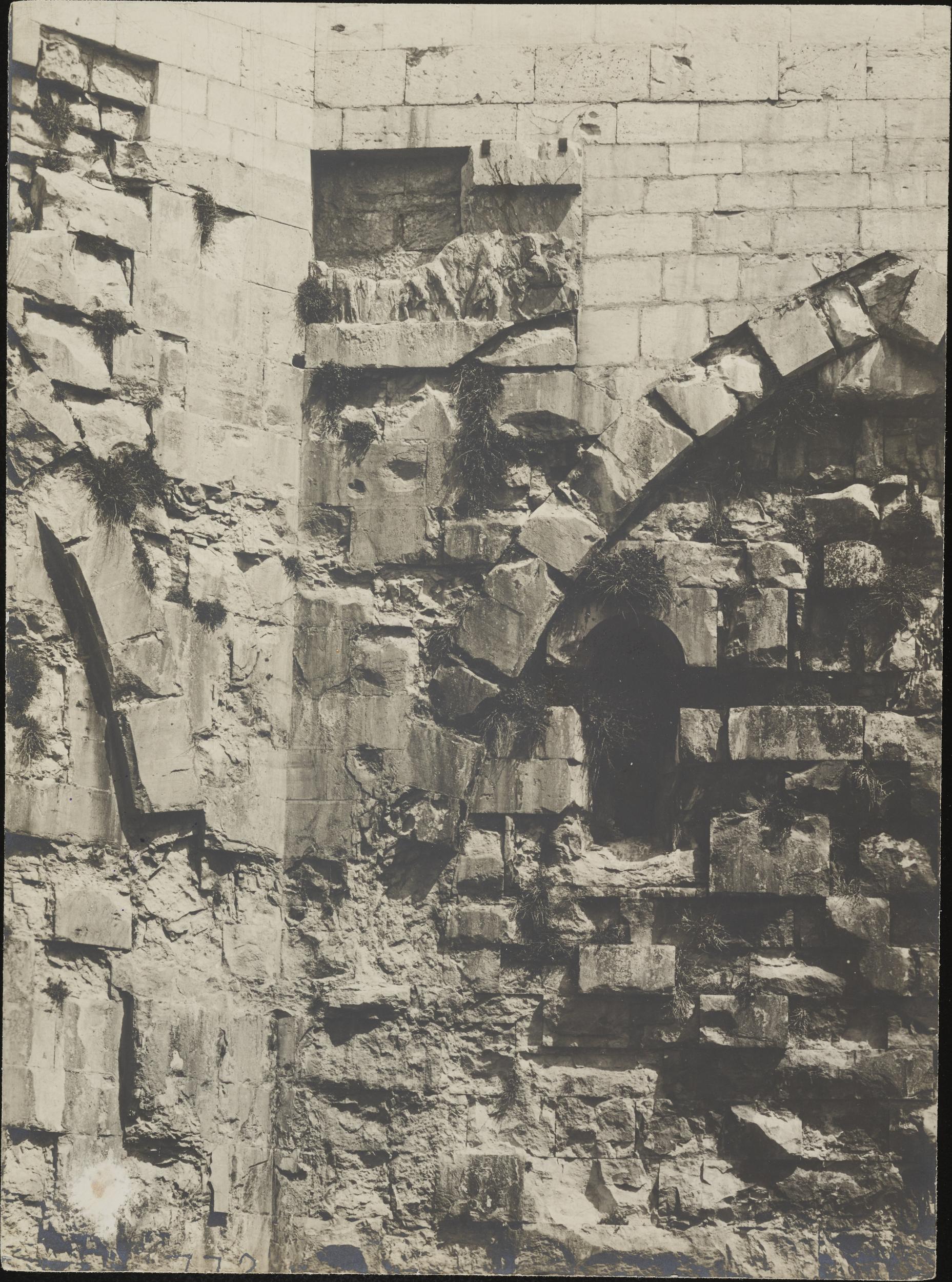 Fotografo non identificato, Andria, Castel del Monte - Cortile, rilievo, 1951-2000, gelatina ai sali d'argento/carta, MPI6016726