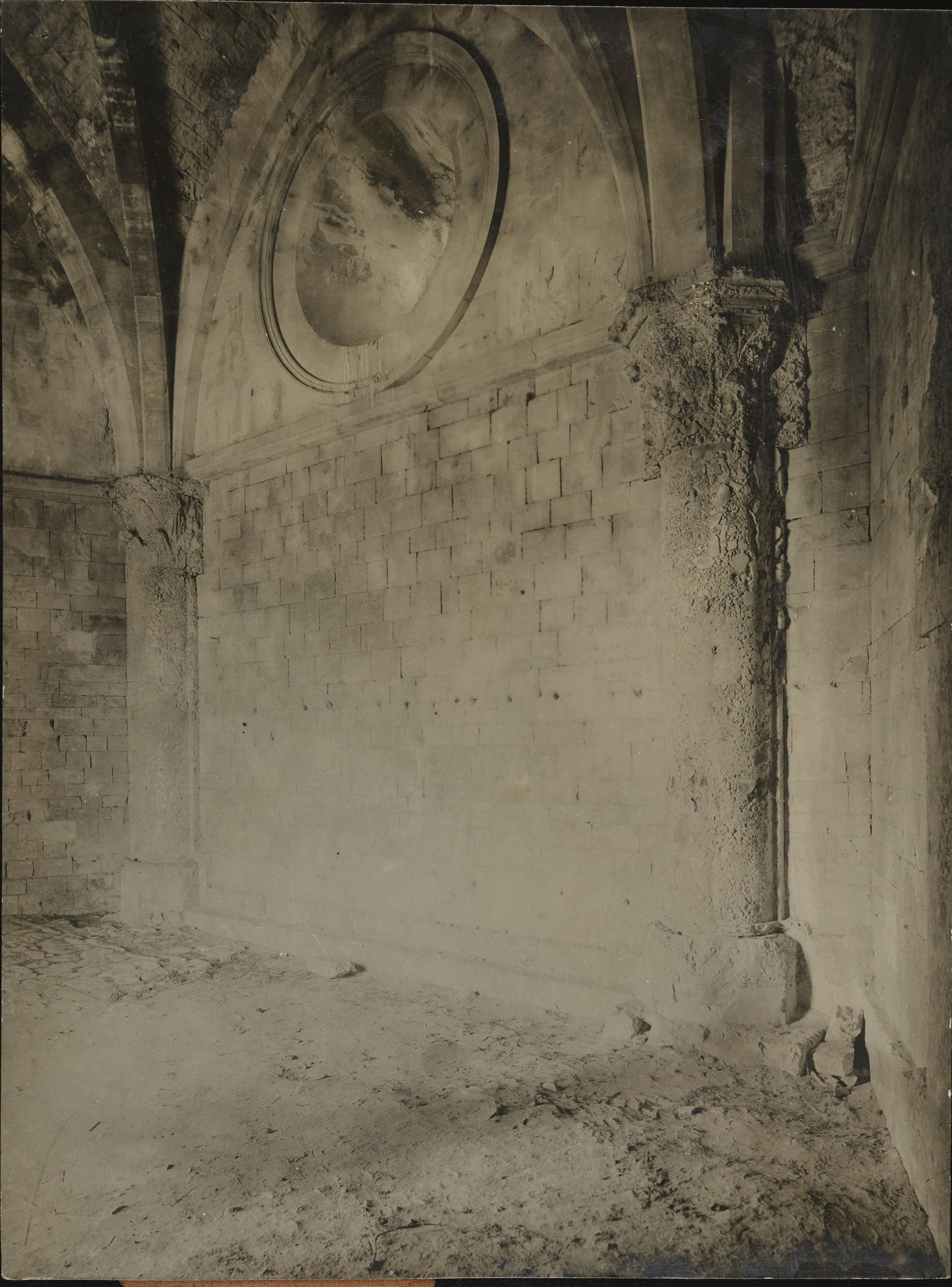 Fotografo non identificato, Andria, Castel del Monte - Sala, 1951-2000, gelatina ai sali d'argento/carta, MPI6016732
