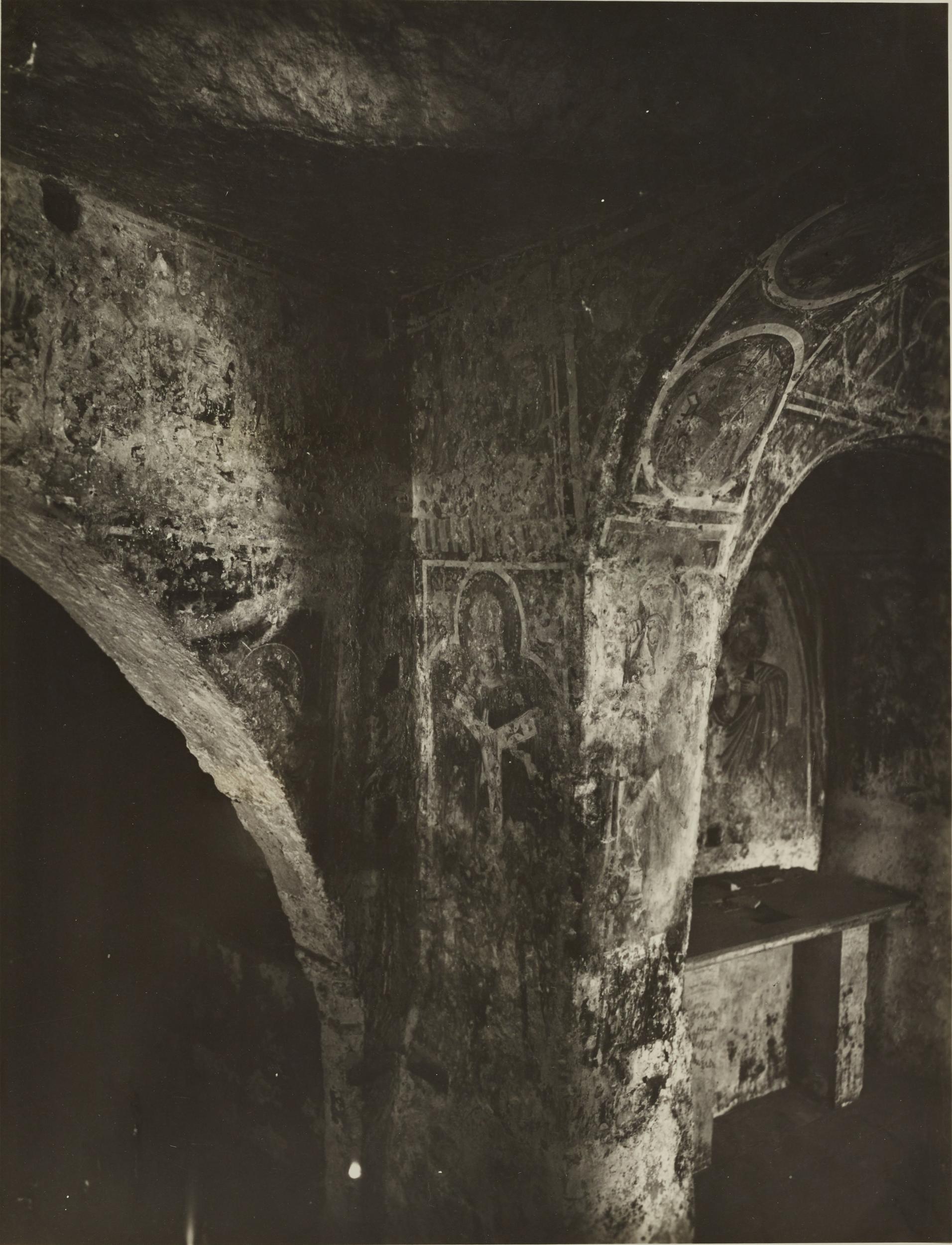 Fotografo non identificato, Andria - Chiesa di S. Croce, angolo navata centrale, 1926-1950, gelatina ai sali d'argento/carta, MPI131856