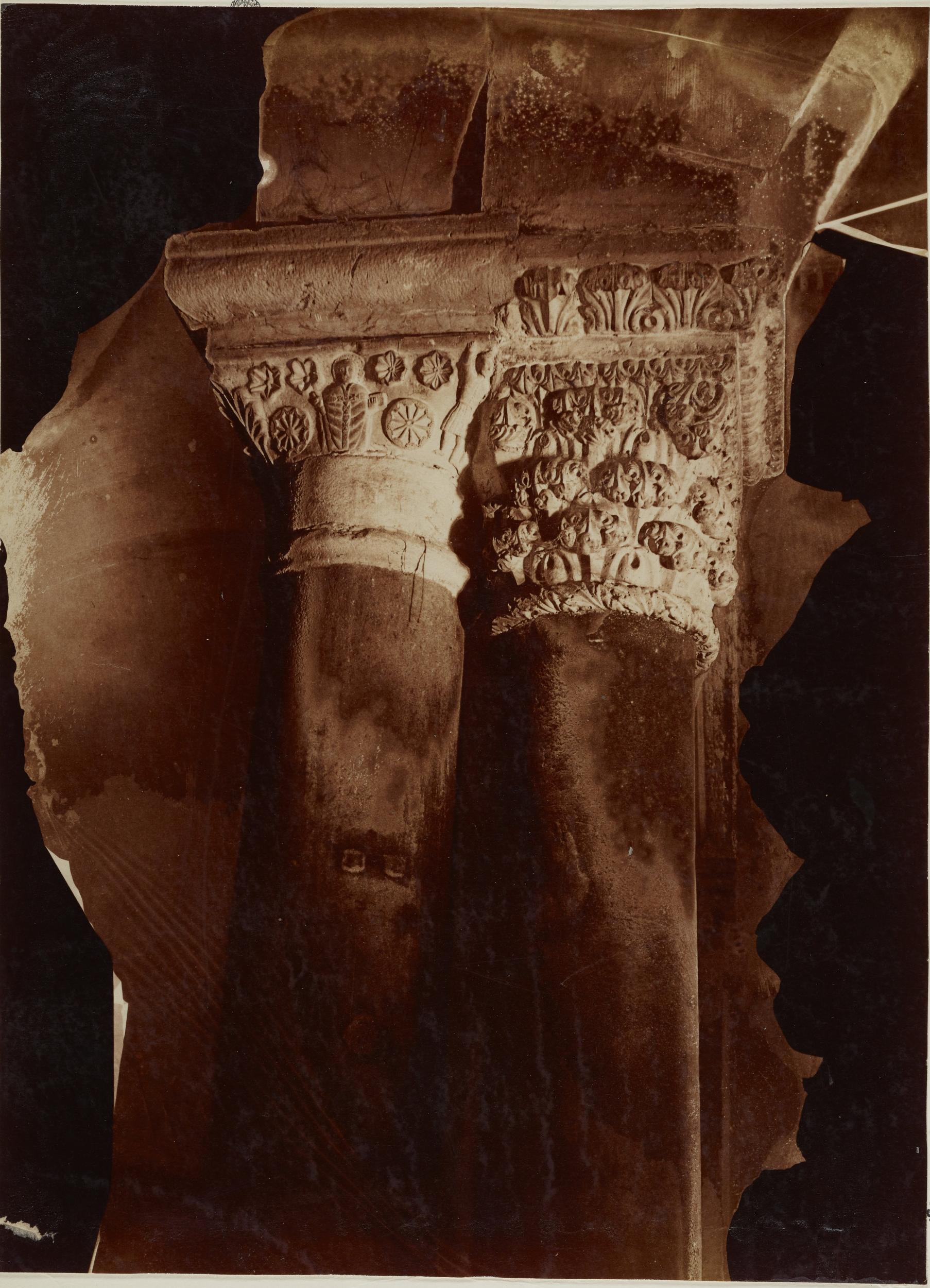 Fotografo non identificato, Bari - Basilica di S. Nicola, colonne binate e capitelli nella navata centrale, 1876-1900, carbone, MPI136806