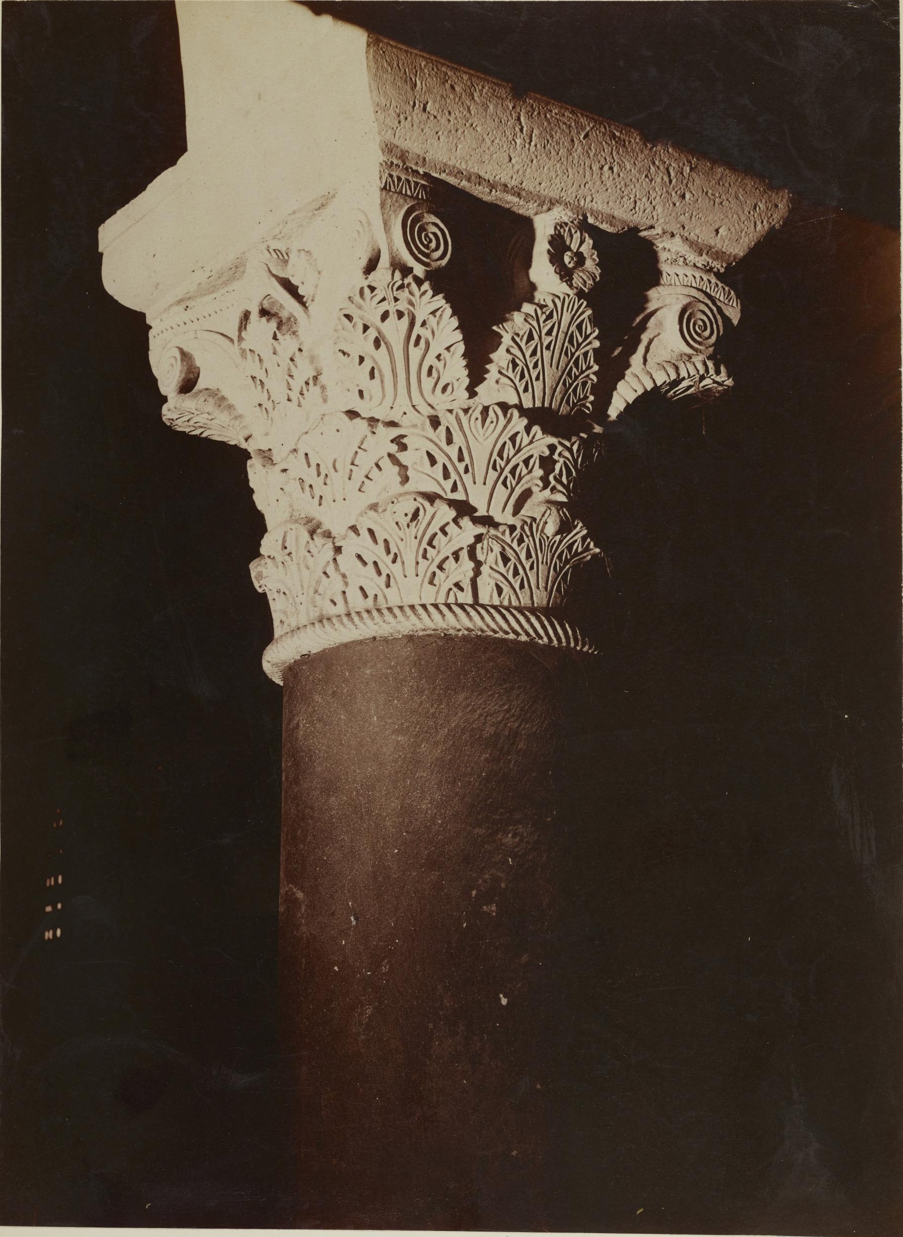 Fotografo non identificato, Bari - Basilica di S. Nicola, navata centrale, capitello a foglia di acanto spinoso, 1876-1900, carbone, MPI136808