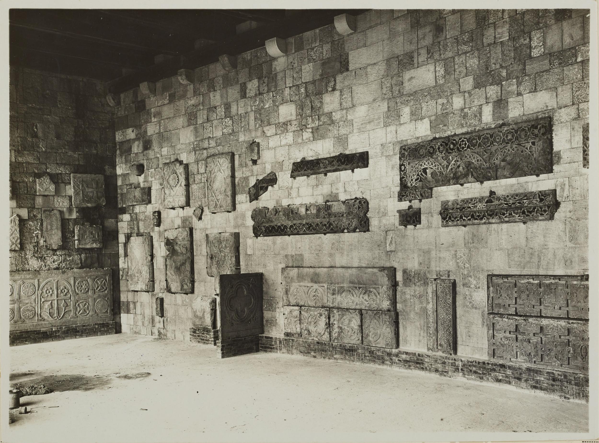 Fotografo non identificato, Bari - Basilica S. Nicola, portico dei pellegrini, frammenti di plutei, 1926-1950, gelatina ai sali d'argento/carta, MPI136873