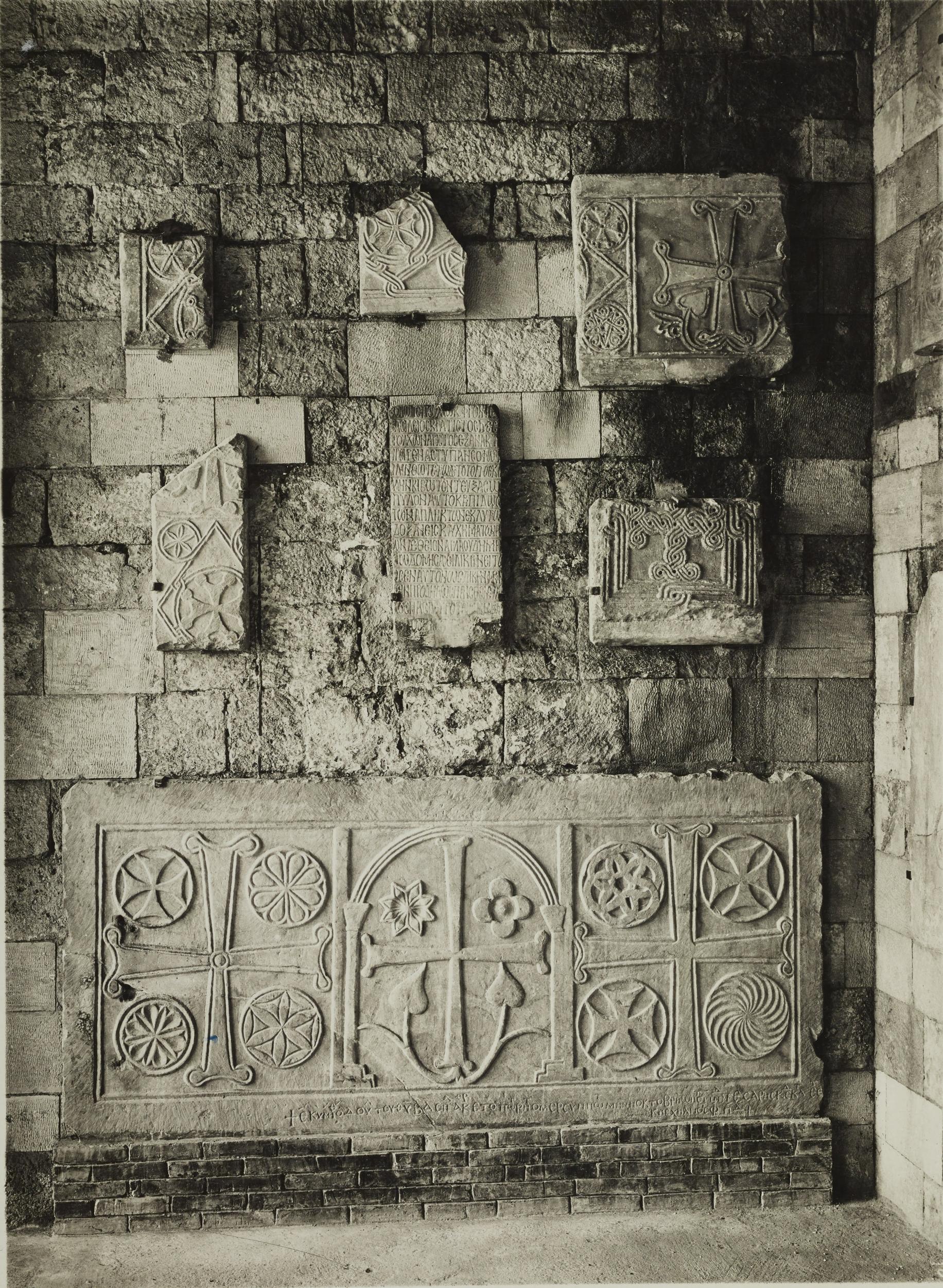 Fotografo non identificato, Bari - Basilica S. Nicola, portico dei pellegrini, frammenti plutei, 1926-1950, gelatina ai sali d'argento/carta, MPI136874
