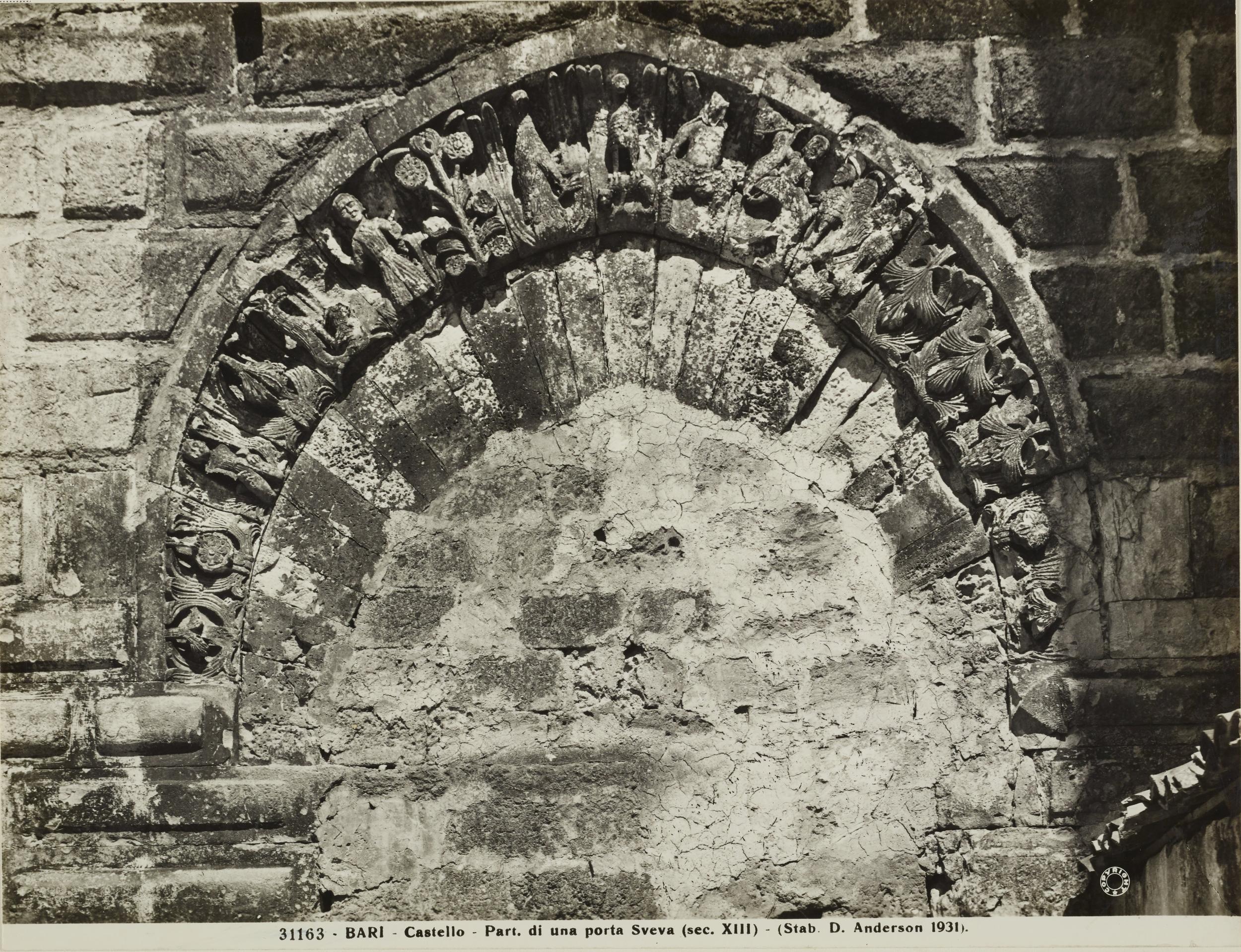 Fotografo non identificato, Bari - Castello Svevo, particolare di una porta sveva, 1931, gelatina ai sali d'argento/carta, MPI136571