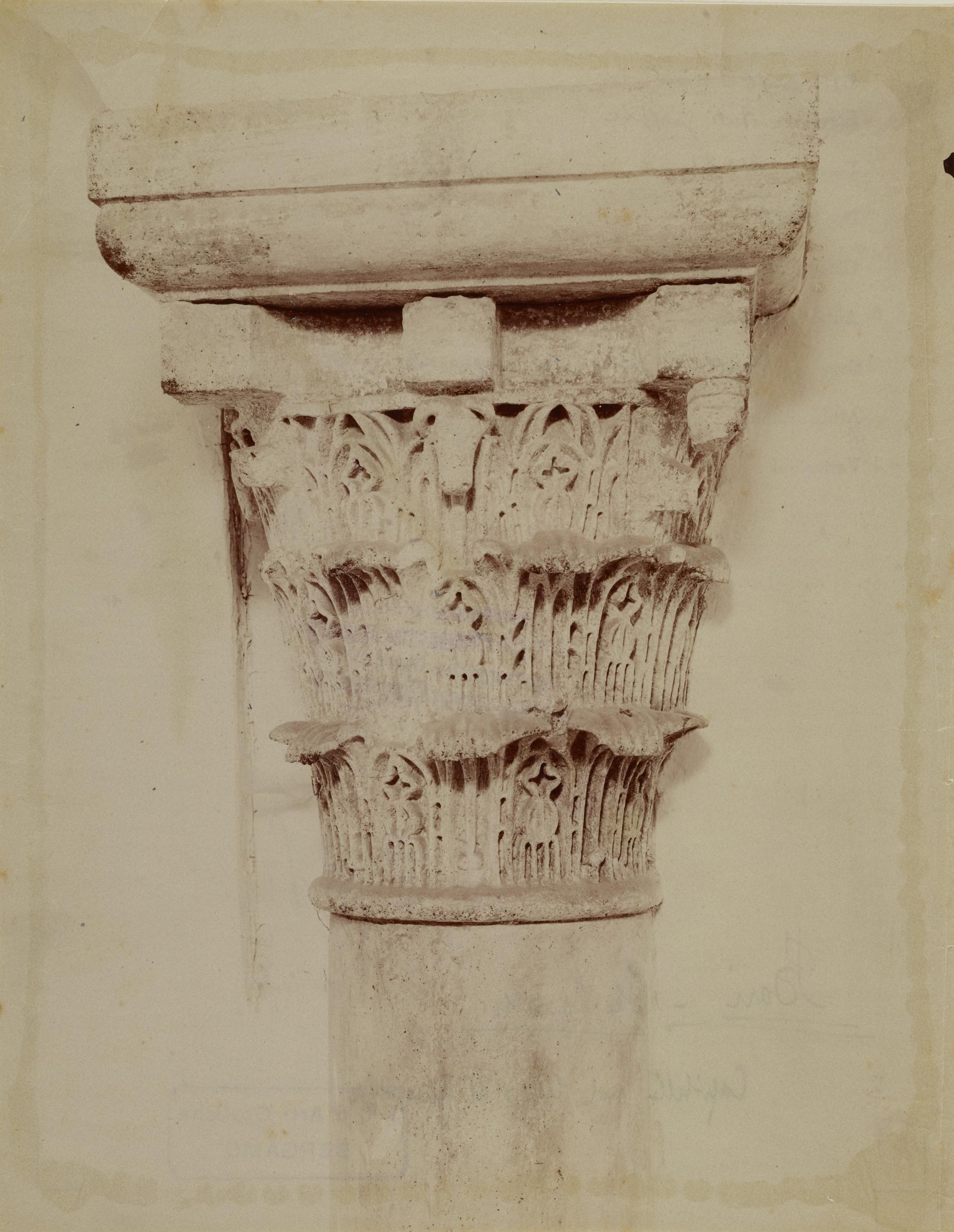 Fotografo non identificato, Bari - Castello Svevo , loggia cortile sud-est, capitello con pulvino, 1876-1900, albumina/carta, MPI136572