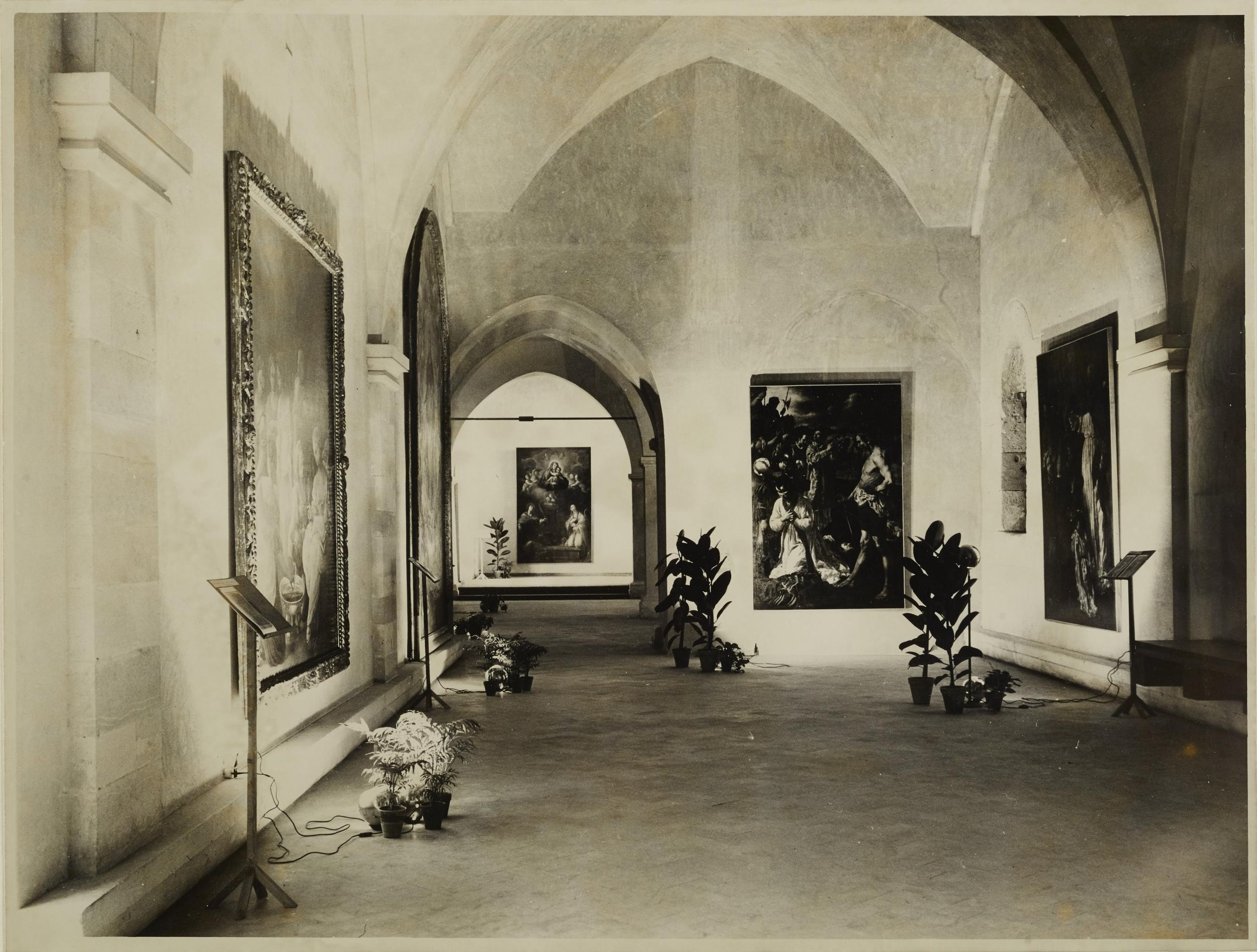 Fotografo non identificato, Bari - Castello Svevo, allestimento della mostra per la XI settimana dei musei, 1968, gelatina ai sali d'argento/carta, MPI136573