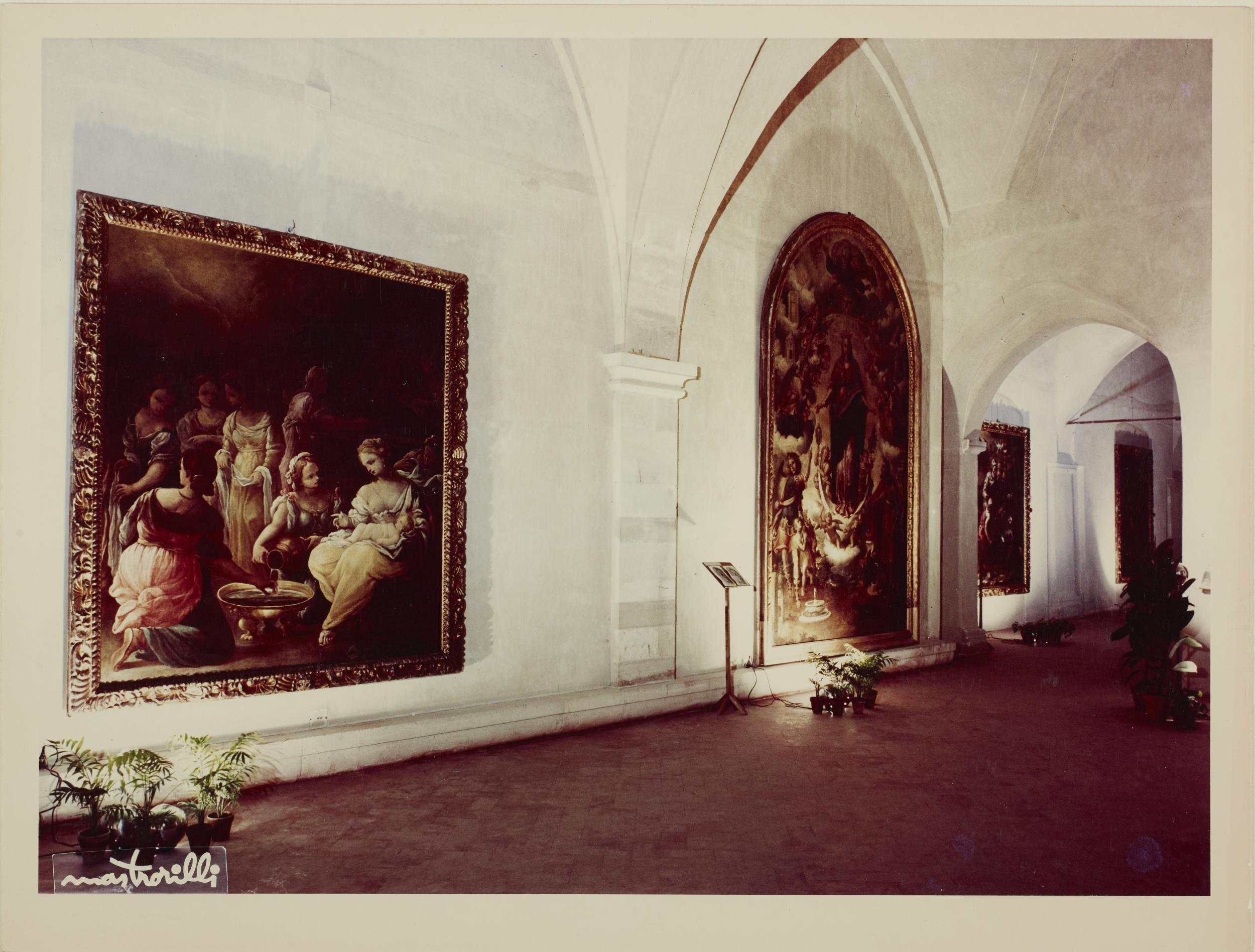Fotografo non identificato, Bari - Castello Svevo, allestimento della mostra per la XI settimana dei musei, 1968, gelatina ai sali d'argento/carta, MPI136575