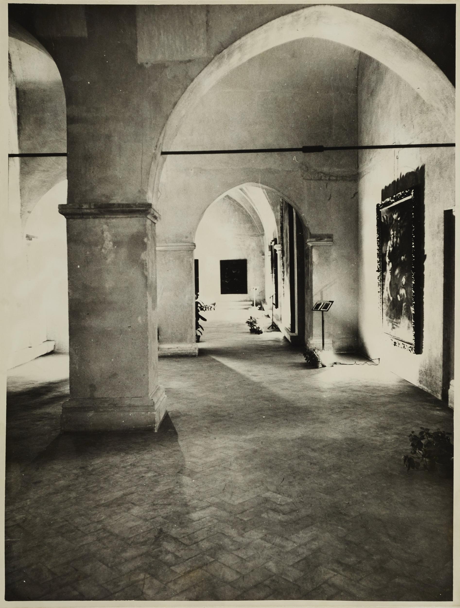 Fotografo non identificato, Bari - Castello Svevo, allestimento della mostra per la XI settimana dei musei, 1968, gelatina ai sali d'argento/carta, MPI136579
