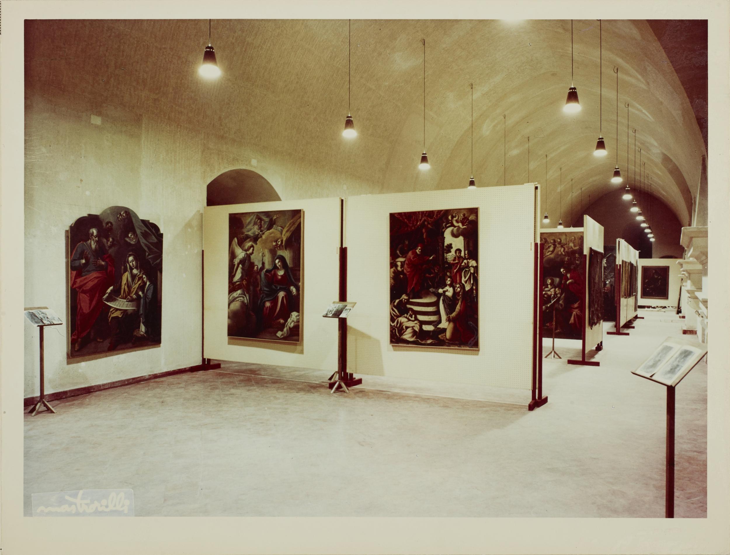 Mastorilli, Bari - Castello Svevo, allestimento della mostra per la XI settimana dei musei, 1968, gelatina ai sali d'argento/carta, MPI136581