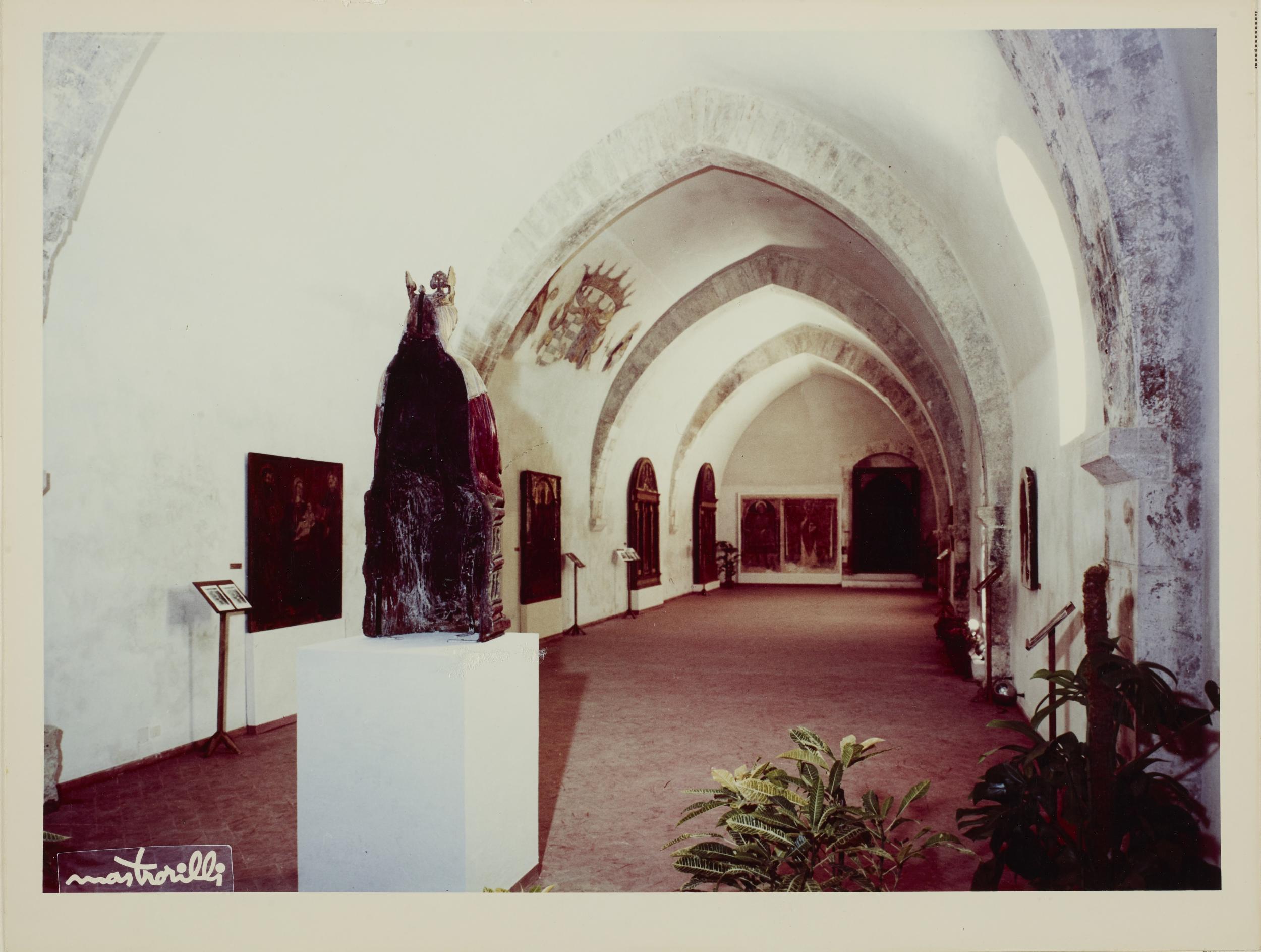 Mastorilli, Bari - Castello Svevo, allestimento della mostra per la XI settimana dei musei, 1968, gelatina ai sali d'argento/carta, MPI136584