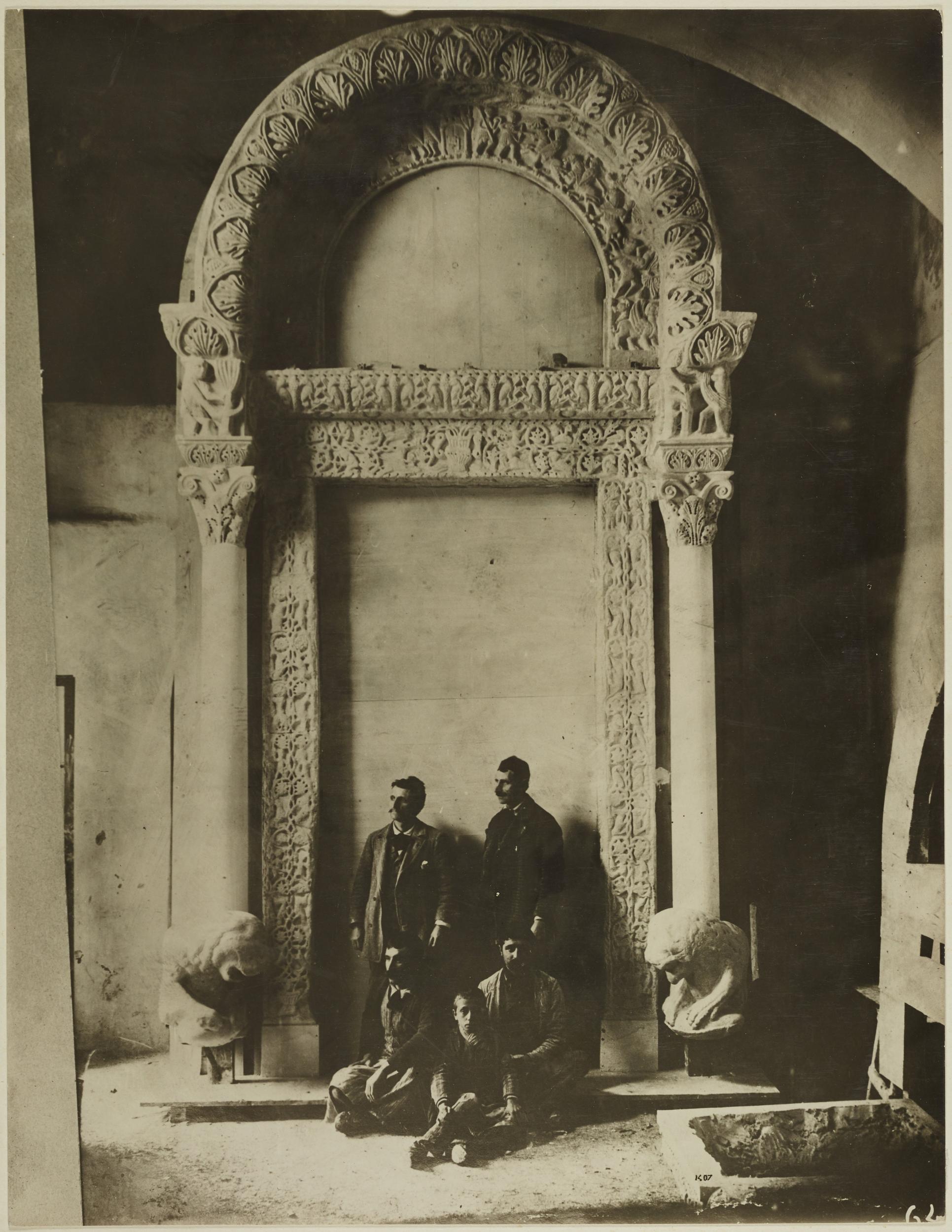 Fotografo non identificato, Bari - Castello Svevo, gipsoteca, calco di portale scolpito, 1923 post, gelatina ai sali d'argento/carta, MPI136587