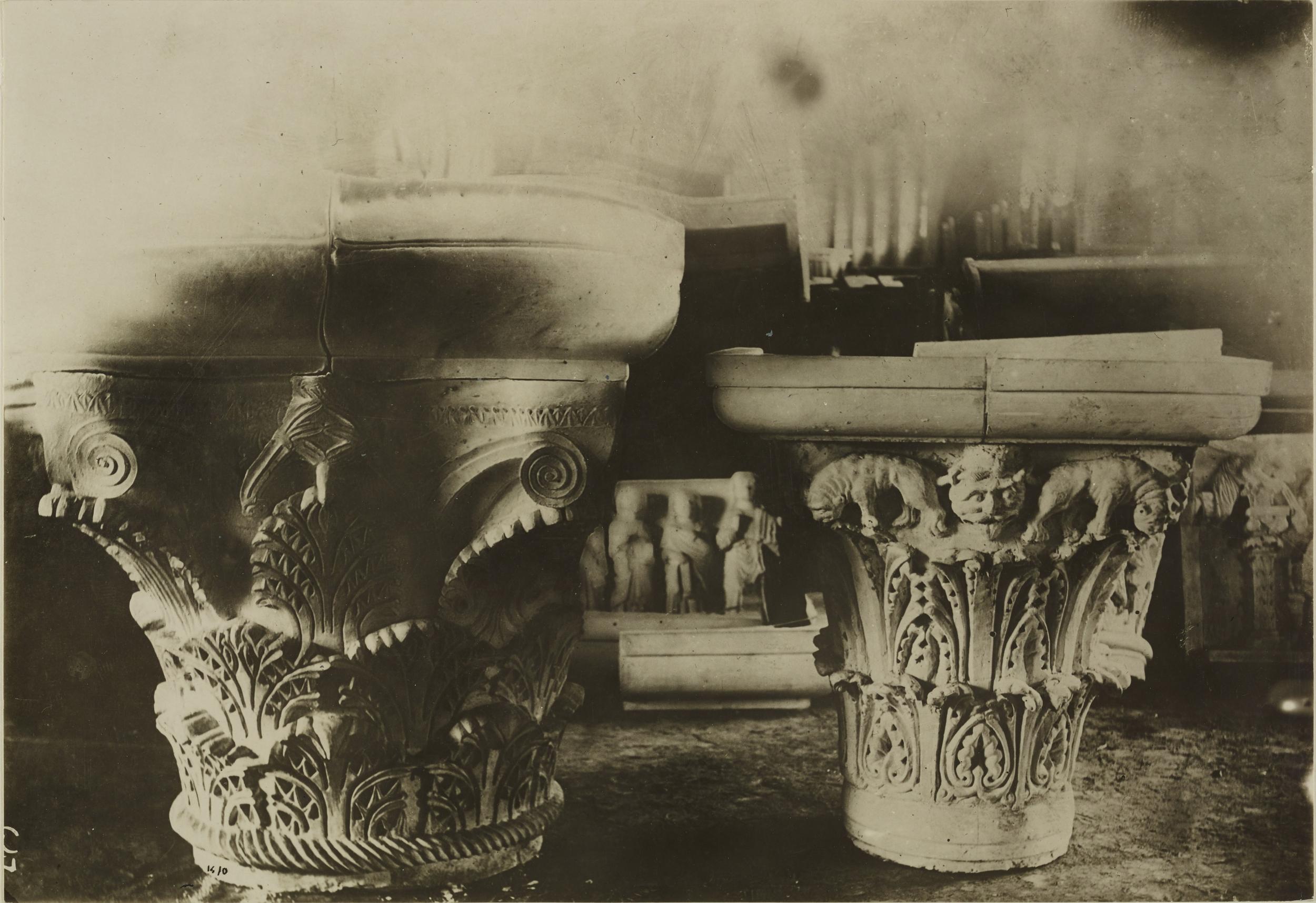 Fotografo non identificato, Bari - Castello, gipsoteca, calchi di capitelli, 1926-1950, gelatina ai sali d'argento/carta, MPI325319