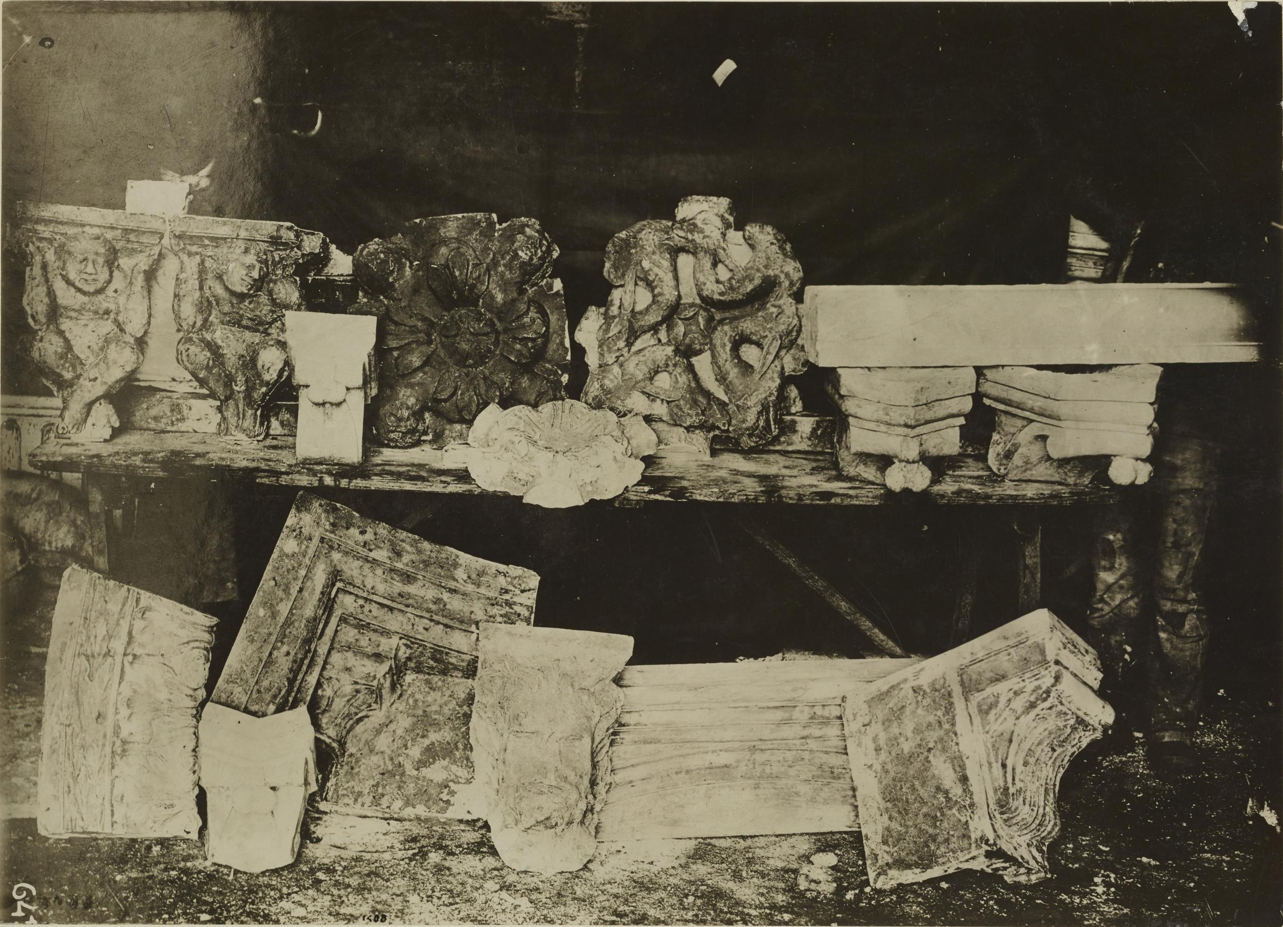 Fotografo non identificato, Bari - Castello, gipsoteca, calchi di frammenti scultoreo decorativi, 1923 post, gelatina ai sali d'argento/carta, MPI325321