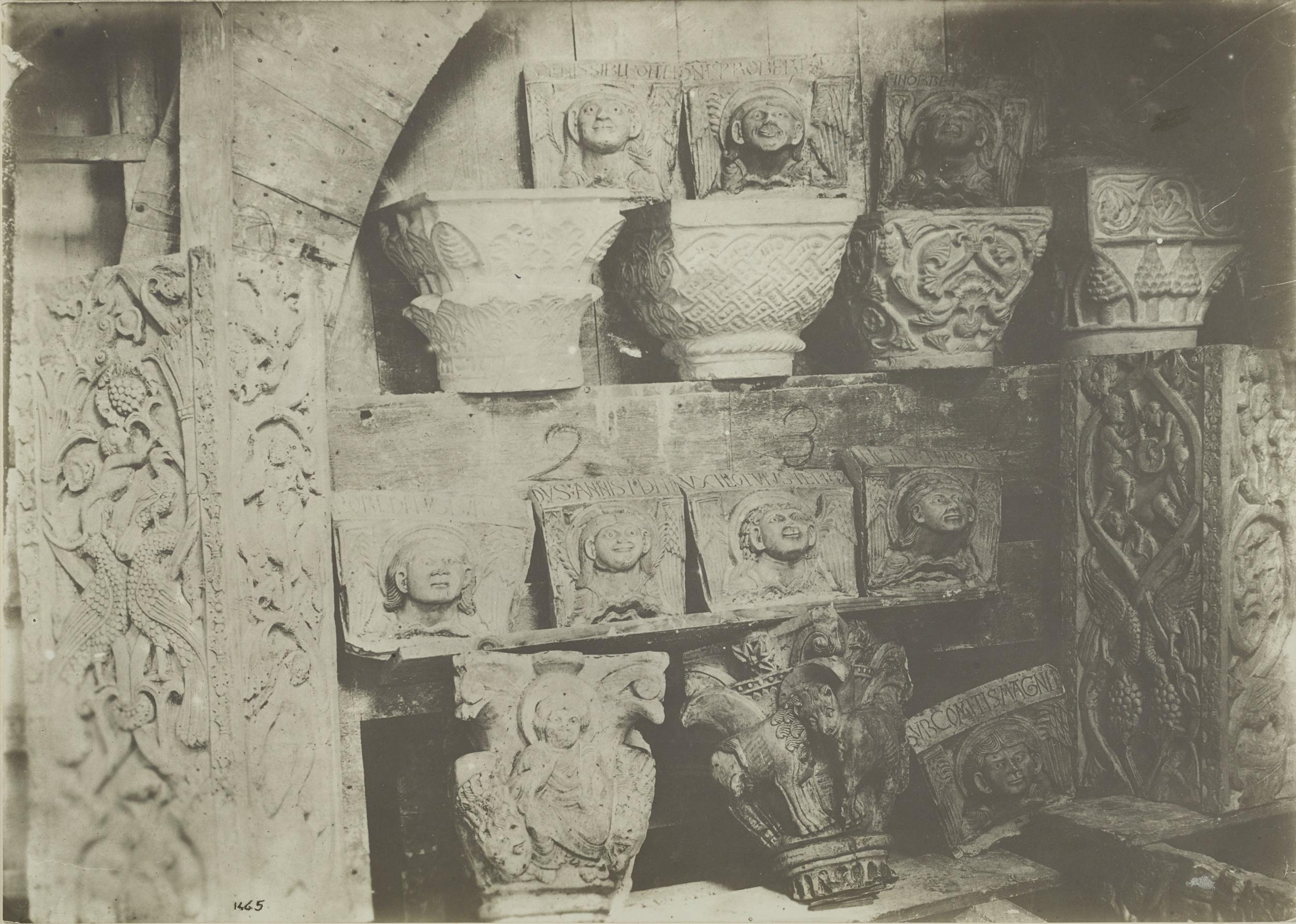 Fotografo non identificato, Bari - Castello, gipsoteca, calchi di elementi scultoreo - decorativi, 1923 post, gelatina ai sali d'argento/carta, MPI325326
