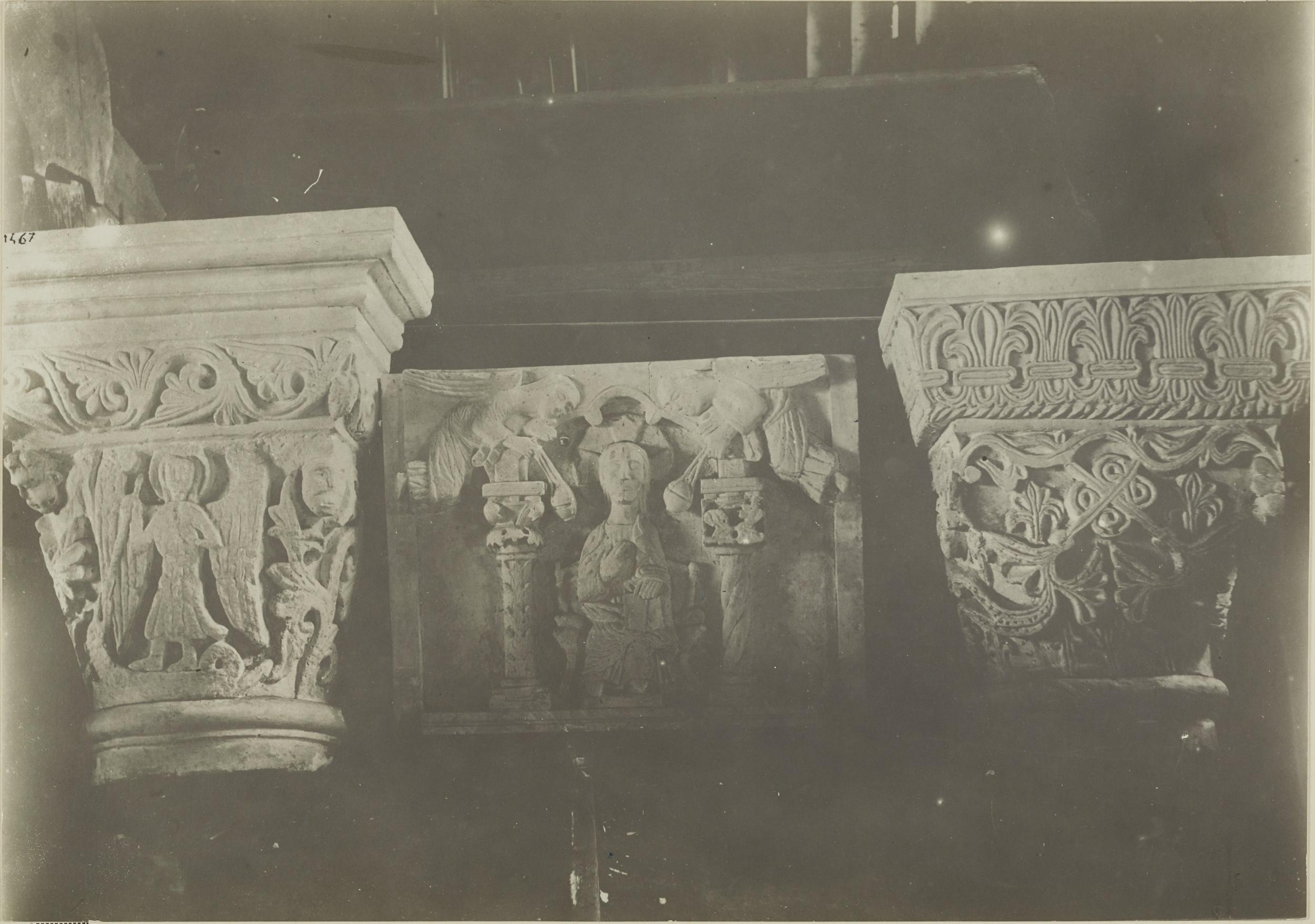 Fotografo non identificato, Bari - Castello, gipsoteca, calchi di capitelli, 1923 post, gelatina ai sali d'argento/carta, MPI325327