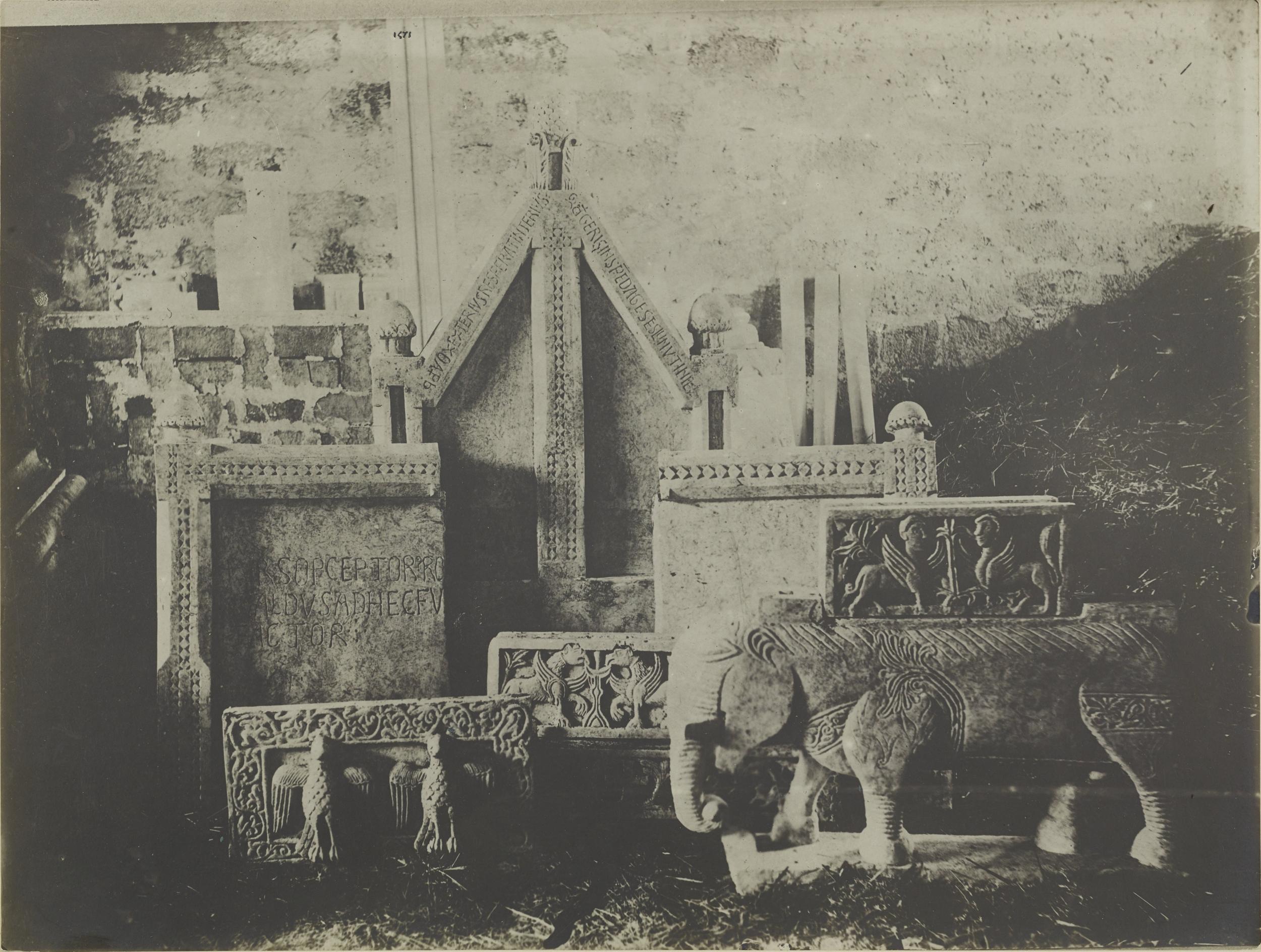 Fotografo non identificato, Bari - Castello, gipsoteca, calchi di elementi scultoreo - decorativi, 1923 post, gelatina ai sali d'argento/carta, MPI325329