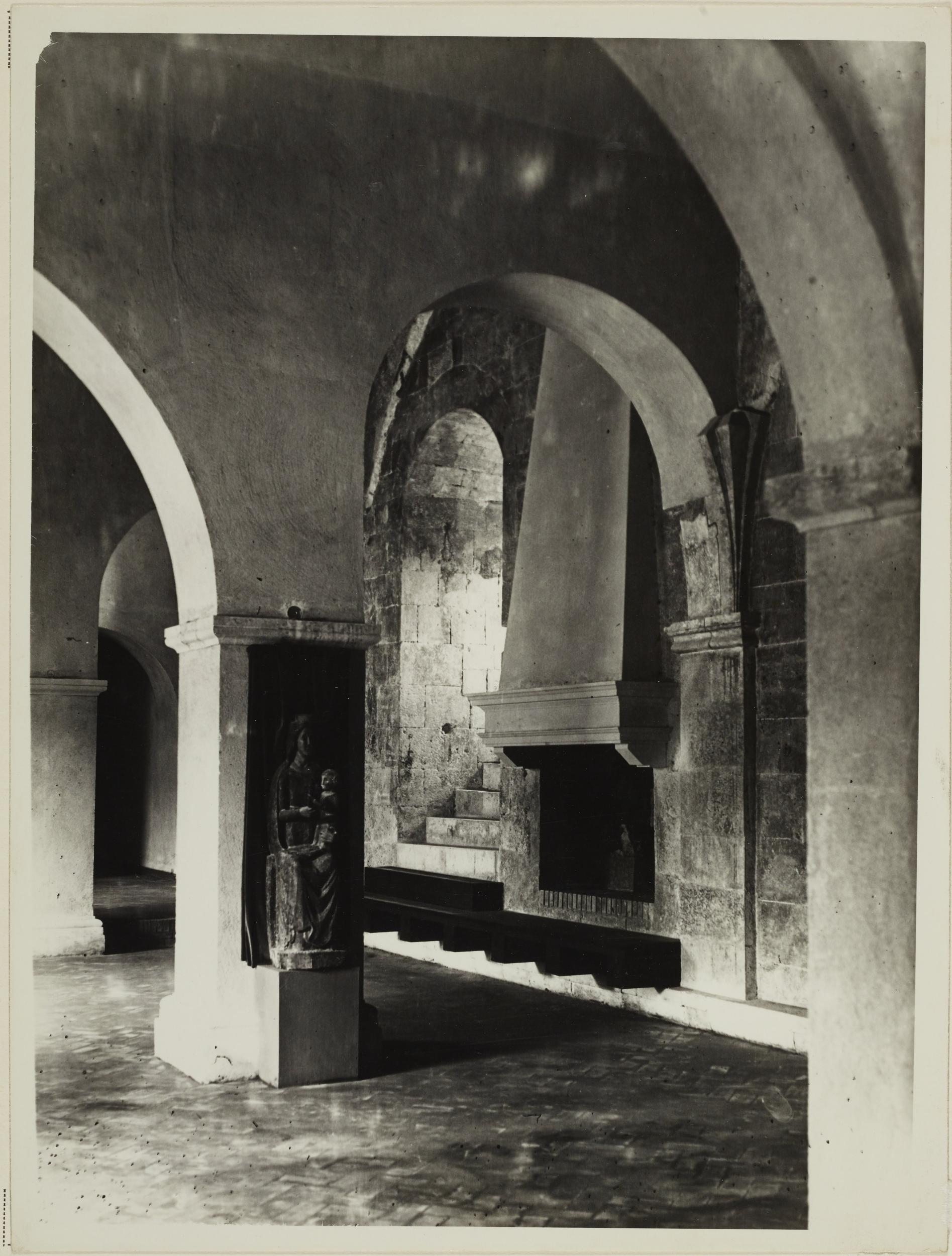 Fotografo non identificato, Bari - Castello Svevo, allestimento della mostra per la XI settimana dei musei, 1951-1975, gelatina ai sali d'argento/carta, MPI6018850