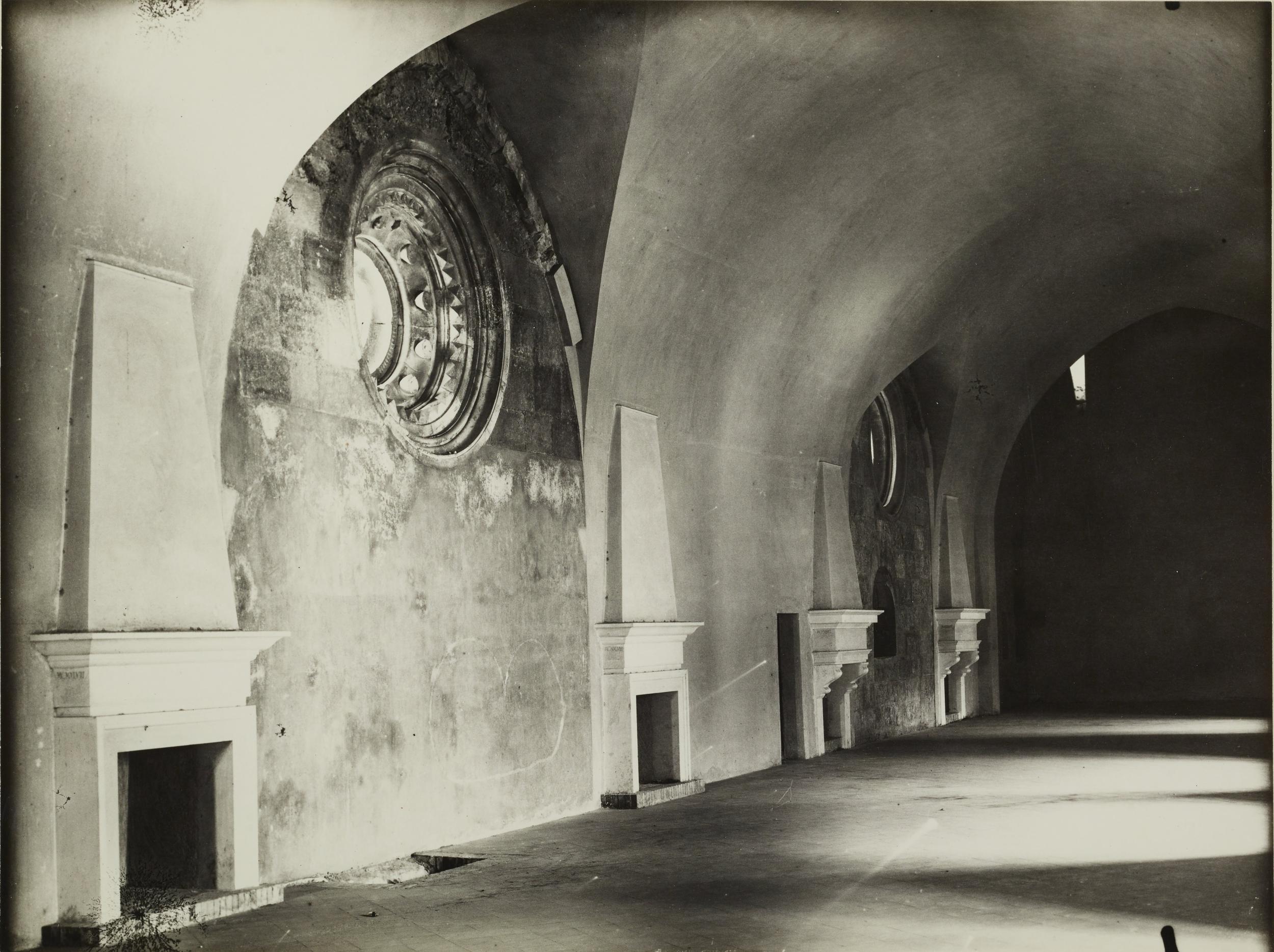 Fotografo non identificato, Bari - Castello Svevo, allestimento della mostra per la XI settimana dei musei, 1968, gelatina ai sali d'argento/carta, MPI6018854