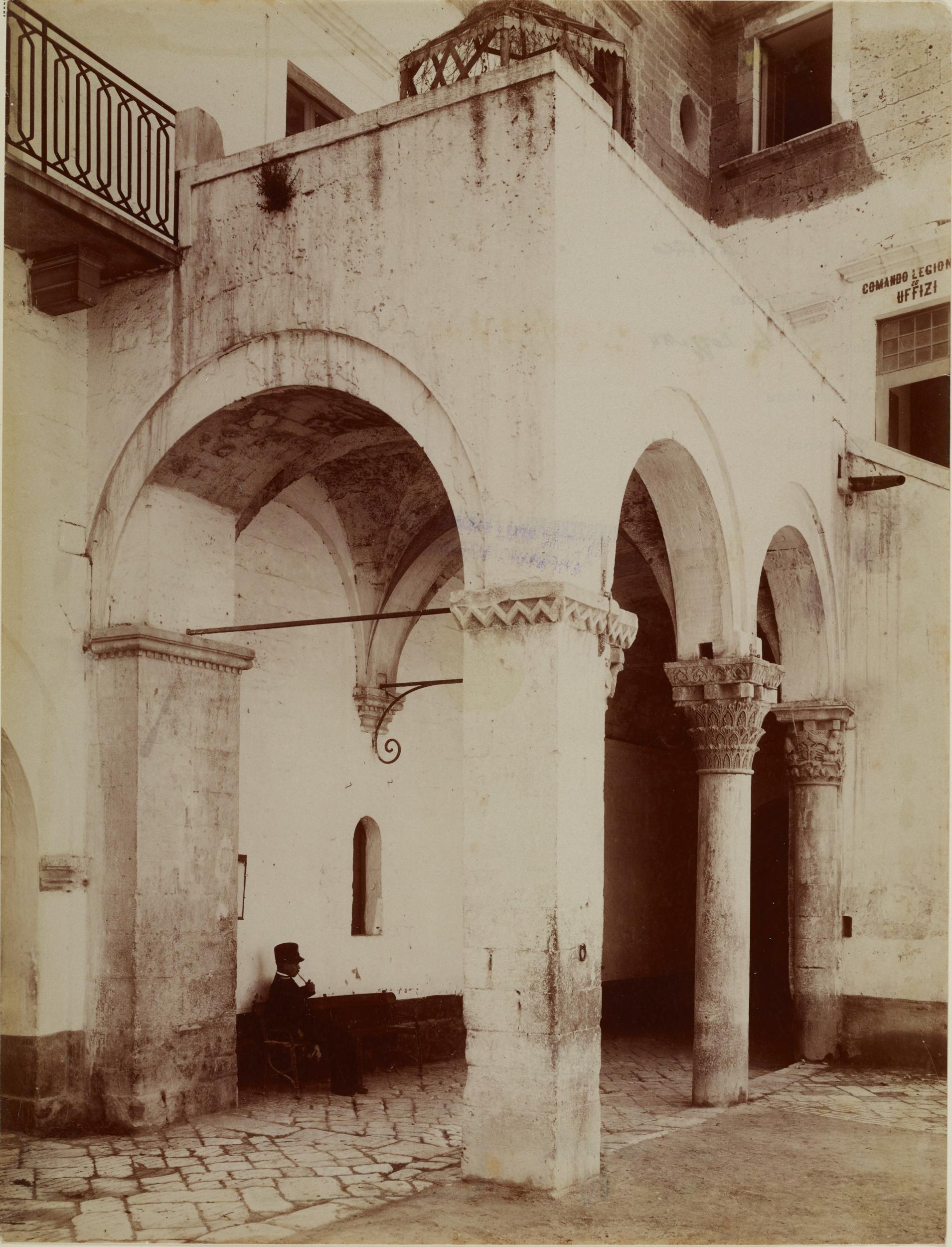 Fotografo non identificato, Bari - Castello, loggia del quartiere a sud, 1876-1900, albumina/carta, MPI6018860