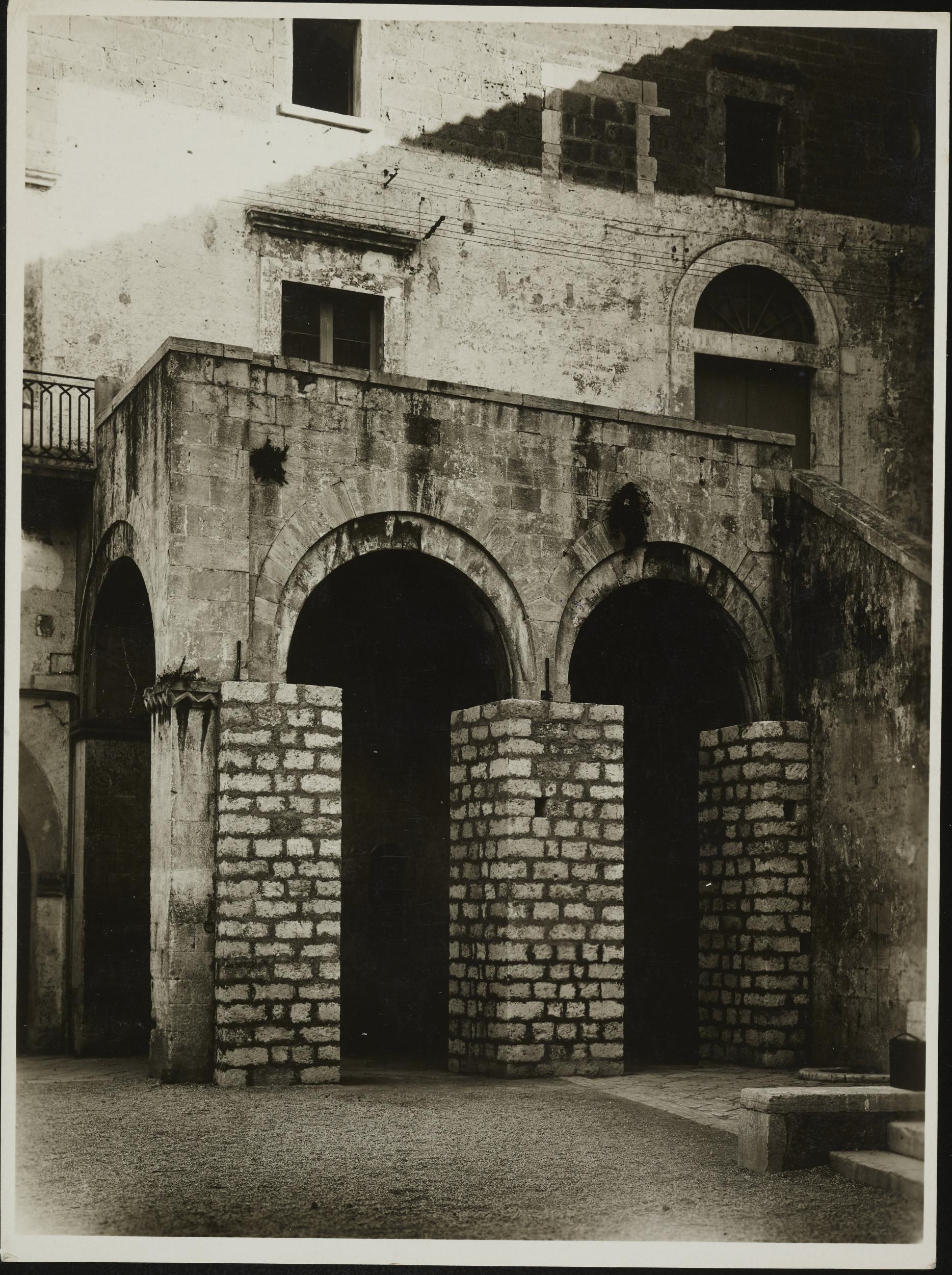 Fotografo non identificato, Bari - Castello, loggia del cortile, 1940, gelatina ai sali d'argento/carta, MPI6019028