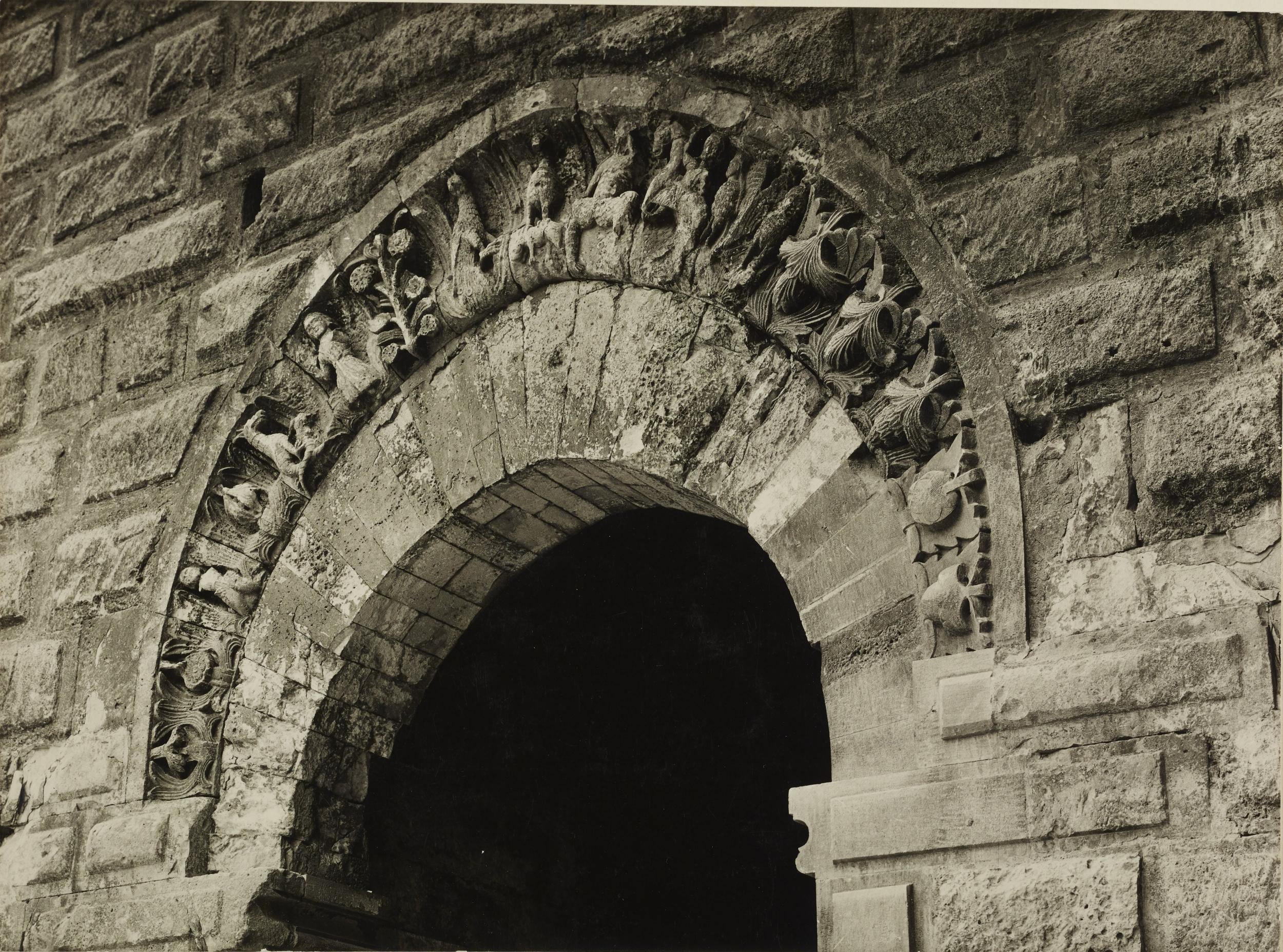 Anderson, Bari - Castello Svevo, particolare di una porta, 1901-1925, gelatina ai sali d'argento/carta, MPI6023071A