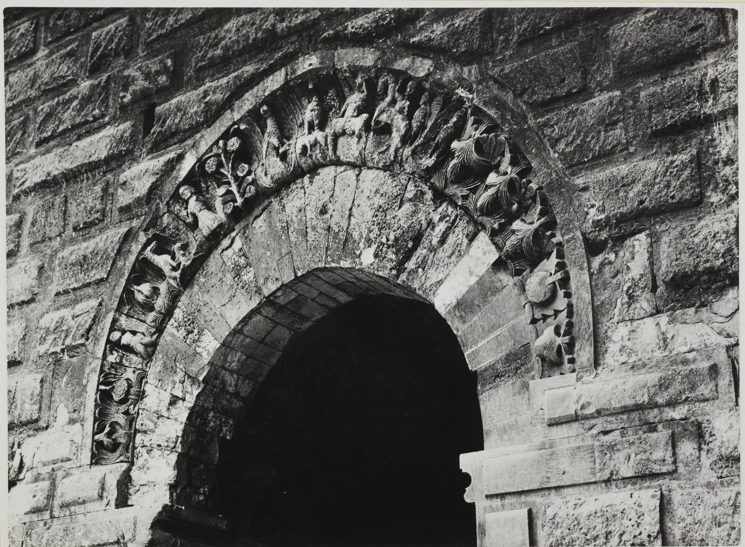 Fotografo non identificato, Bari - Castello Svevo, particolare di una porta, 1951-1975, gelatina ai sali d'argento/carta, MPI6023071B