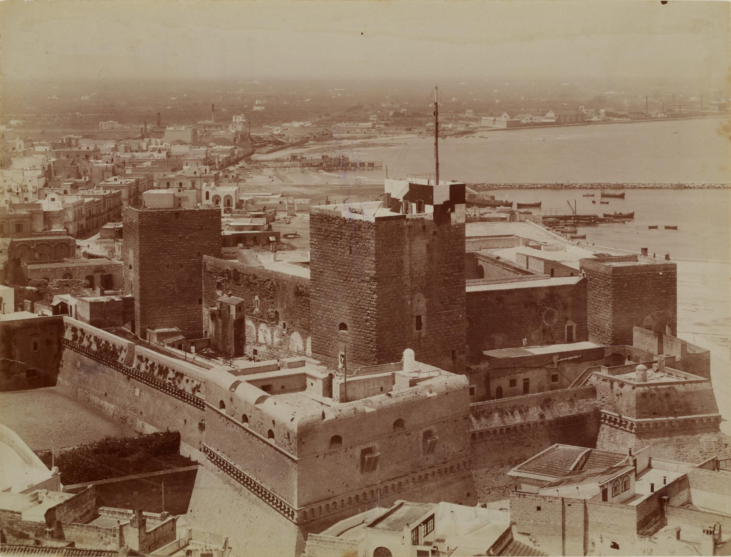 Fotografo non identificato, Bari - Castello, veduta generale esterna,  1876-1900, albumina/carta, MPI6023072
