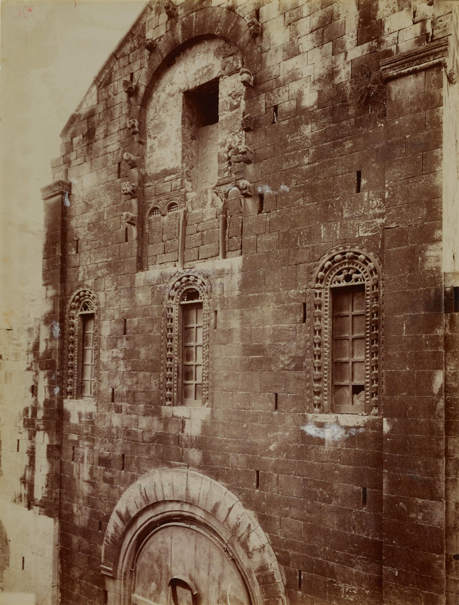 Fotografo non identificato, Bari - Chiesa di S. Gregorio, particolare della parte superiore della facciata prima dei Restauri, 1876-1900, albumina/carta, MPI136712