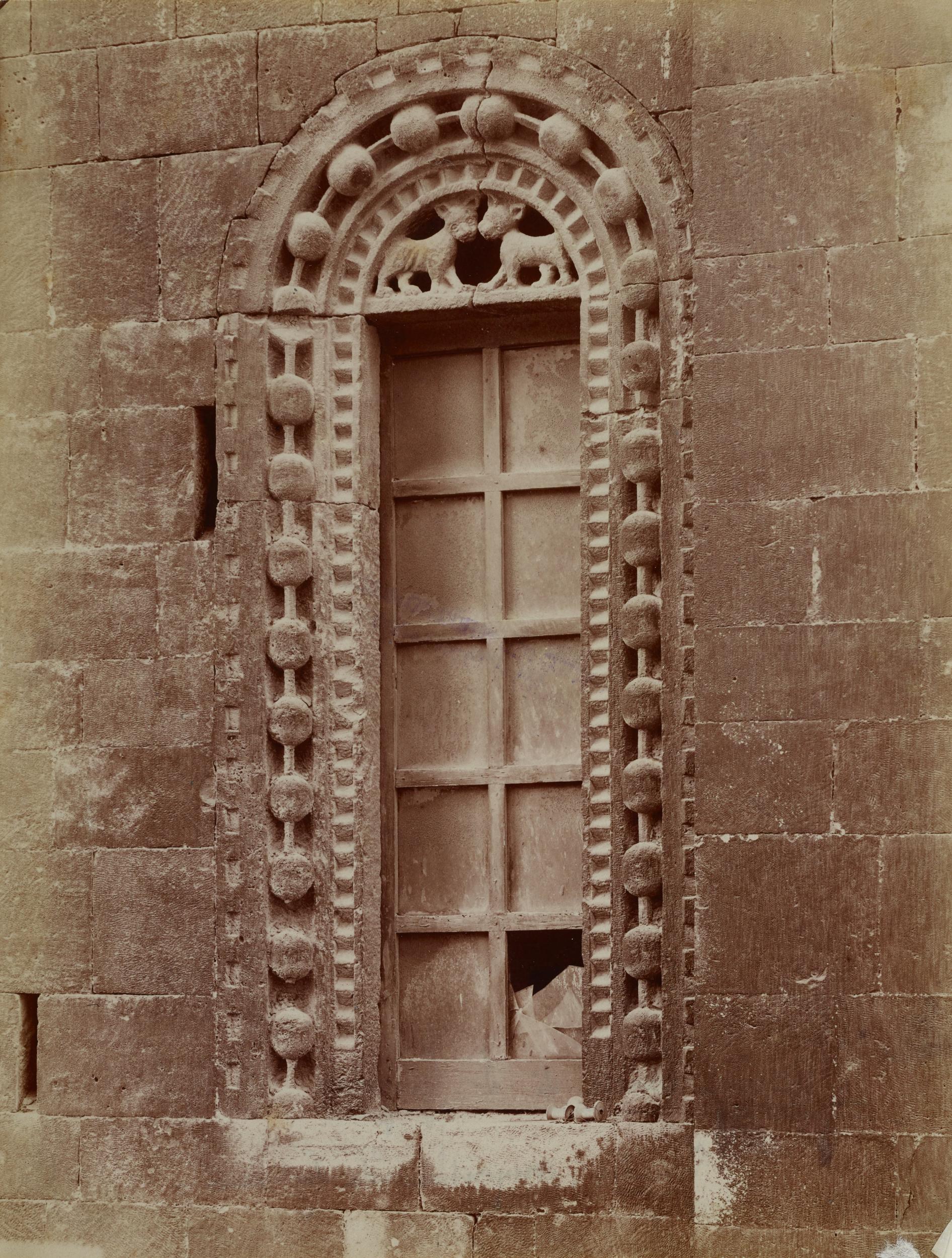 Fotografo non identificato, Bari - Chiesa di S. Gregorio, finestra della facciata, 1876-1900, albumina/carta, MPI136713