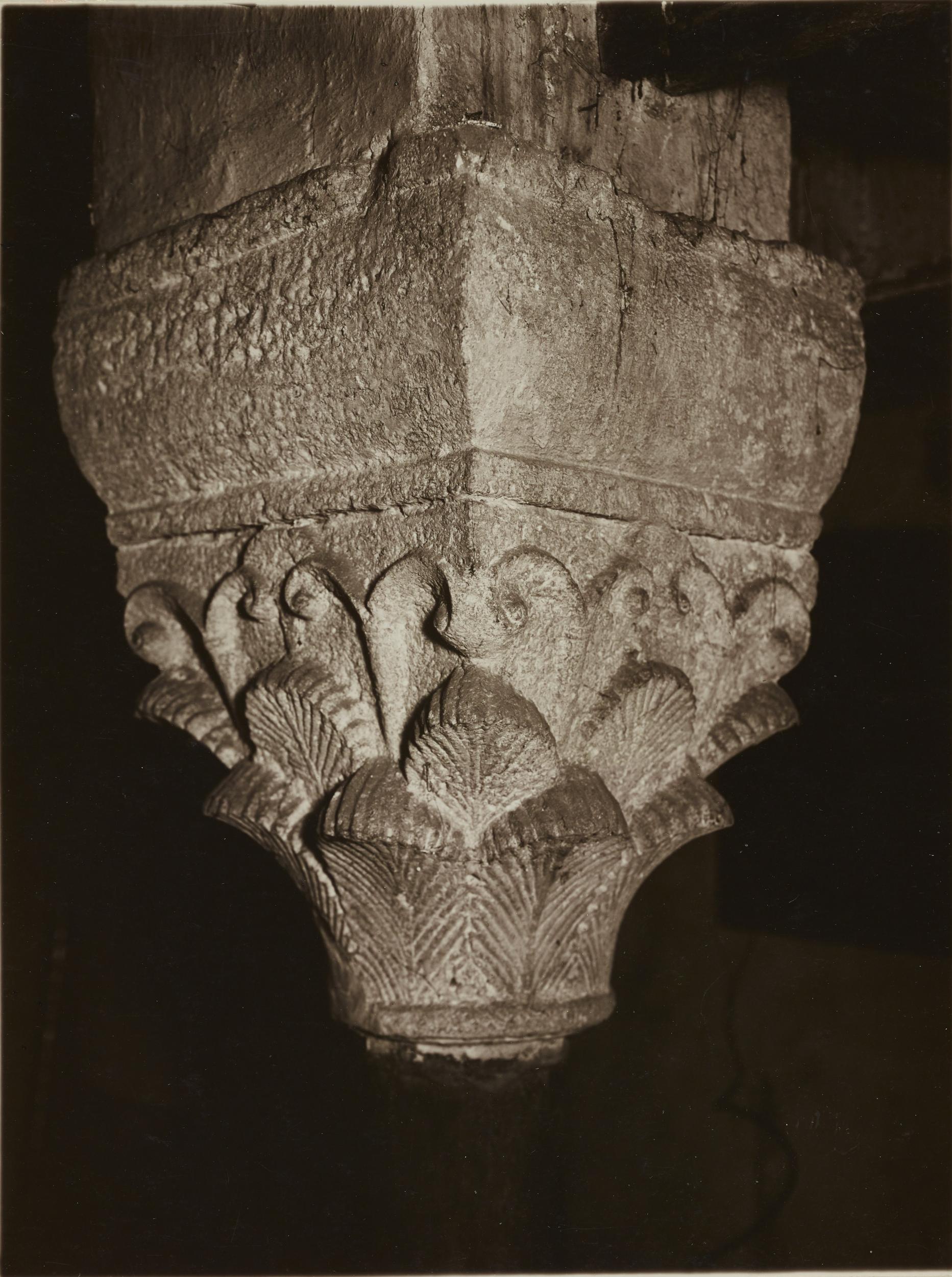 Antonio Ceccato, Bari - Chiesa di S. Gregorio, navata mediana, capitello con pulvino, 1926-1950, gelatina ai sali d'argento/carta, MPI136719