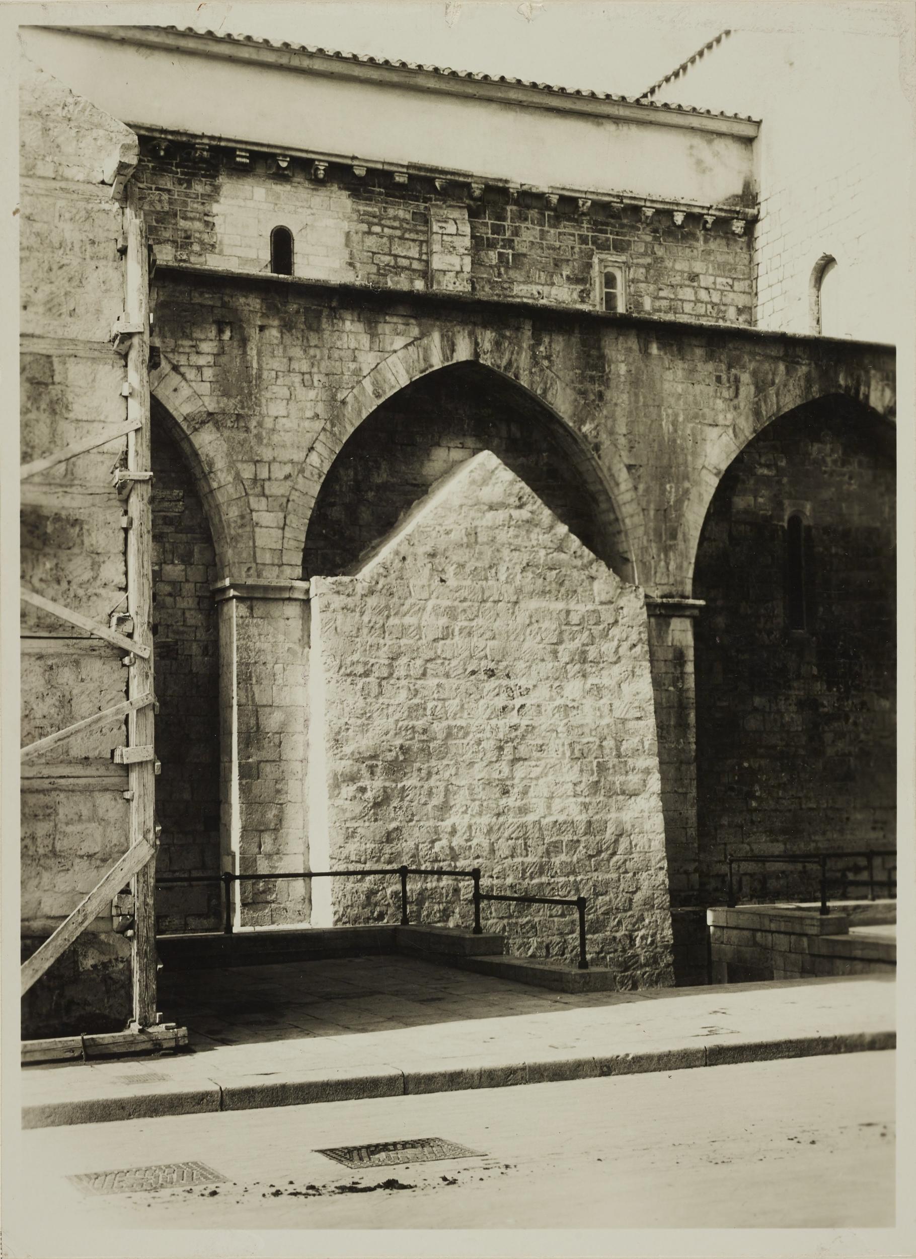 Fotografo non identificato, Barletta - Chiesa di S. Sepolcro, protezioni del portale sul fianco sinistro, 1940, gelatina ai sali d'argento/carta, MPI136922