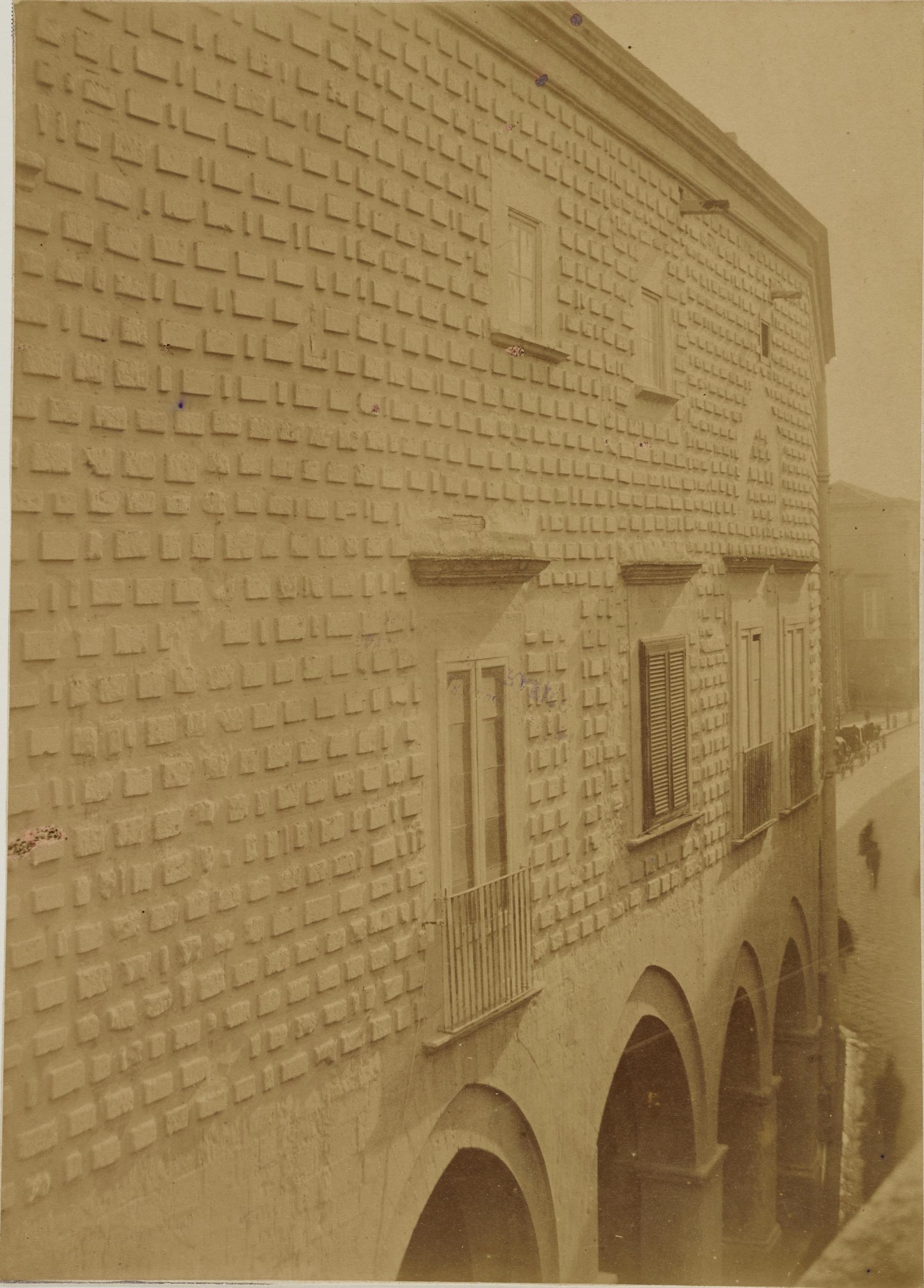 Fotografo non identificato, Barletta - Palazzo bonelli, scorcio dei piani superiori, 1851-1875, carbone, MPI152543