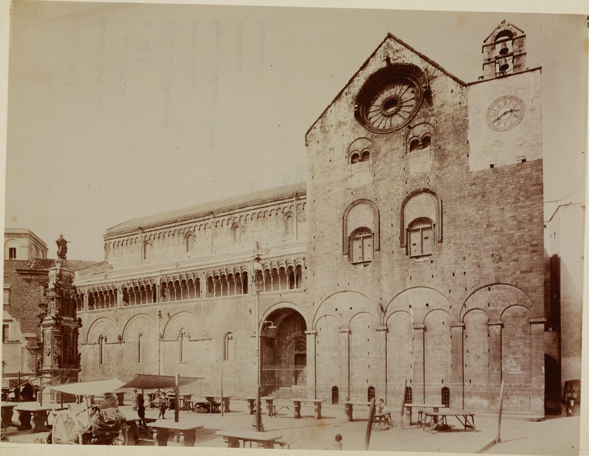 Fotografo non identificato, Bitonto - Cattedrale di S. Valentino, fianco destro,1901-1910, albumina/carta, MPI137819