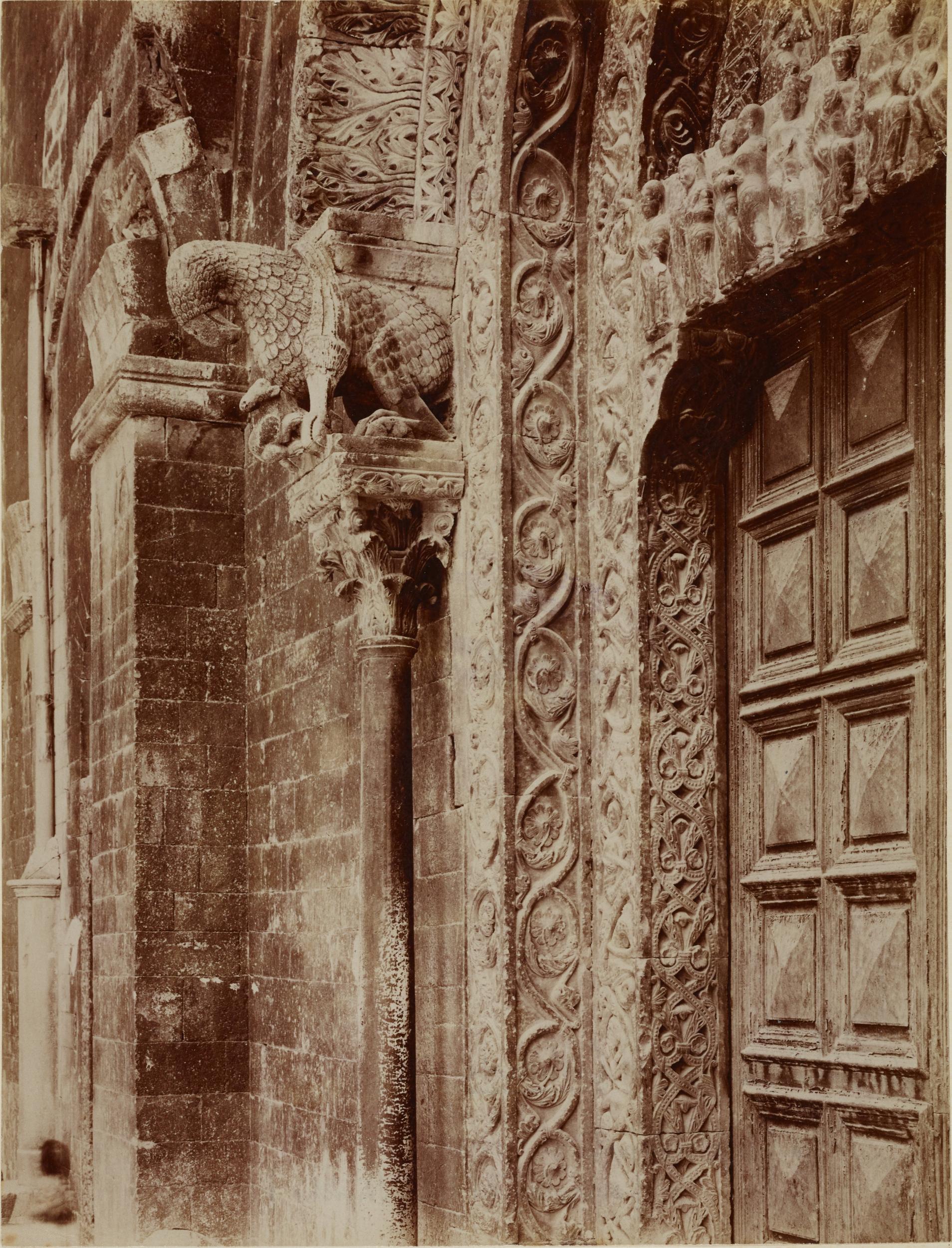 Fotografo non identificato, Bitonto - Cattedrale di S. Valentino, decorazione del lato sinistro del portale mediano, 1901-1910, albumina/carta, MPI137834
