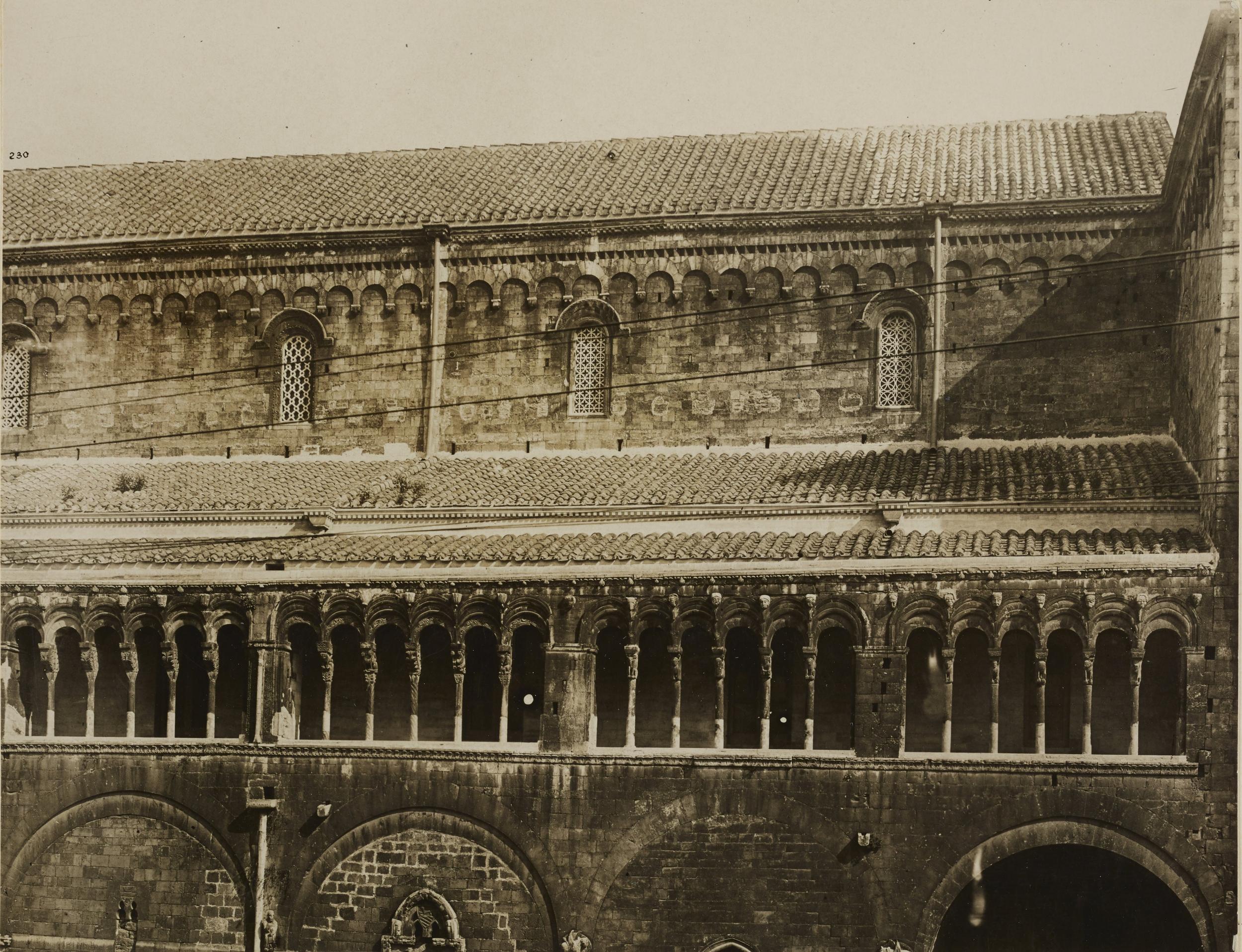 Fotografo non identificato, Bitonto - Cattedrale di S. Valentino, fianco destro esterno, loggiato e esafore, 1901-1925, gelatina ai sali d'argento/carta, MPI137838