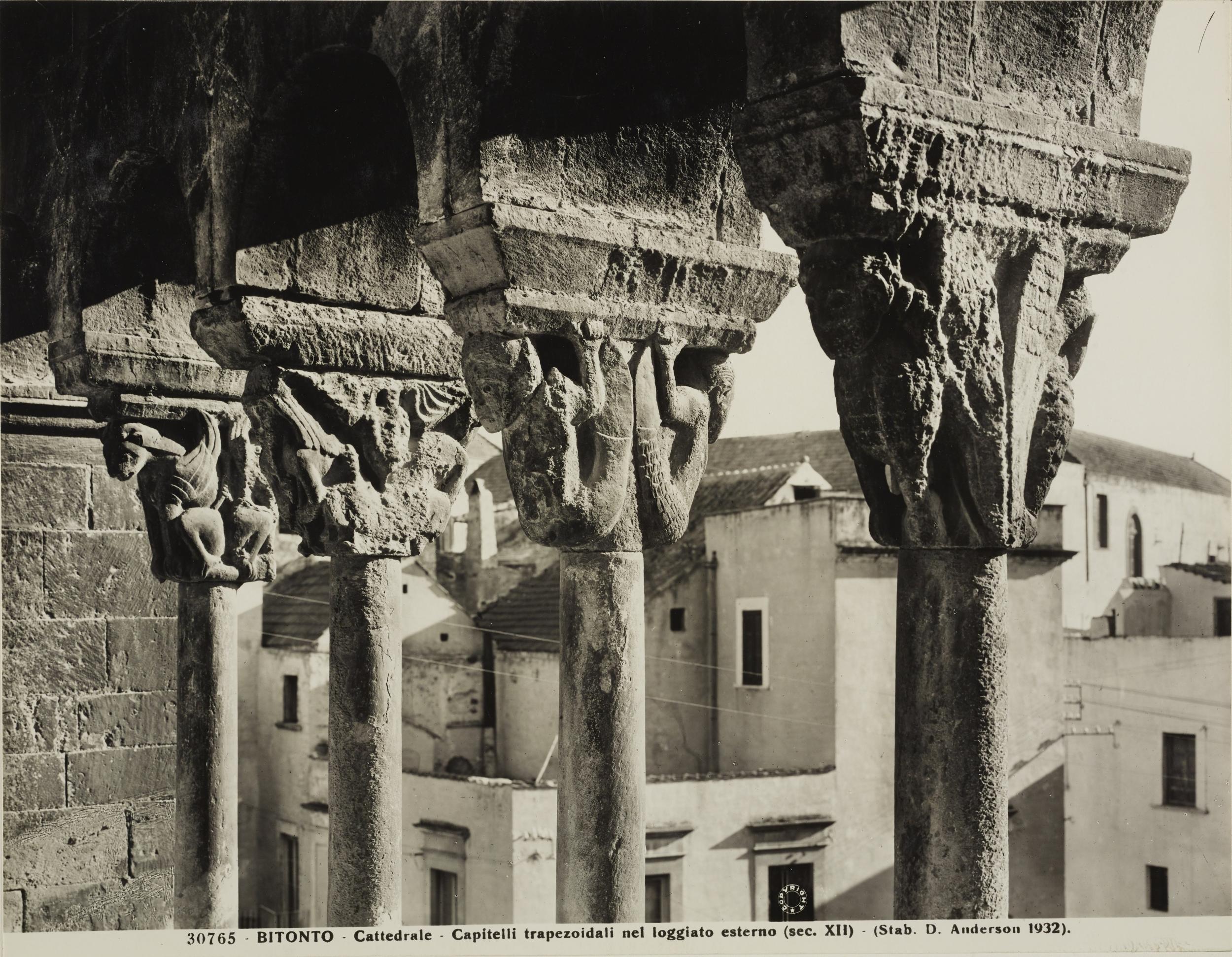 Domenico Anderson, Bitonto - Cattedrale di S. Valentino, fianco destro esterno, capitelli di una esafora del loggiato, 1931 ante, gelatina ai sali d'argento/carta, MPI137843