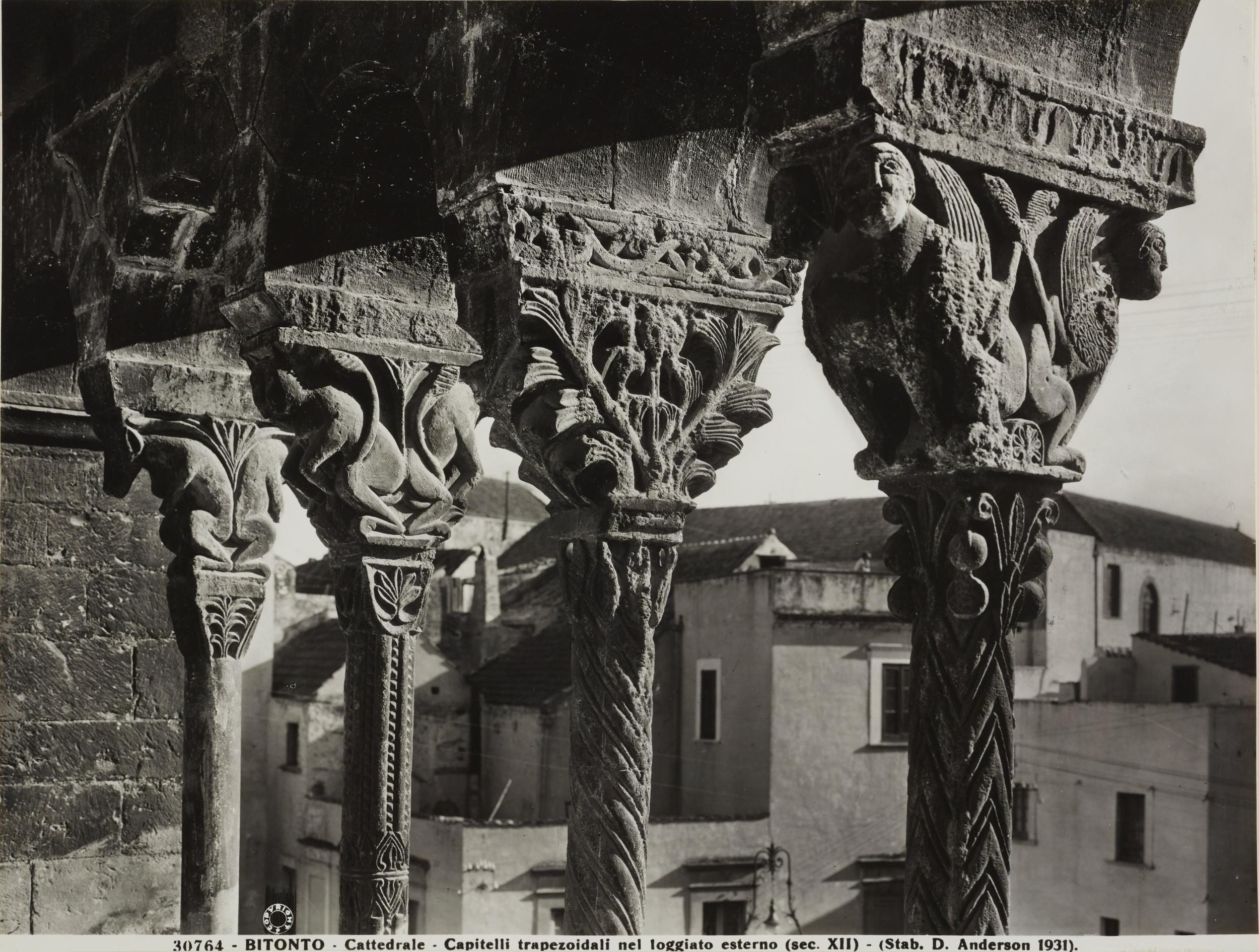 Domenico Anderson, Bitonto - Cattedrale di S. Valentino, fianco destro esterno, capitelli di una esafora del loggiato, 1931 ante, gelatina ai sali d'argento/carta, MPI137844