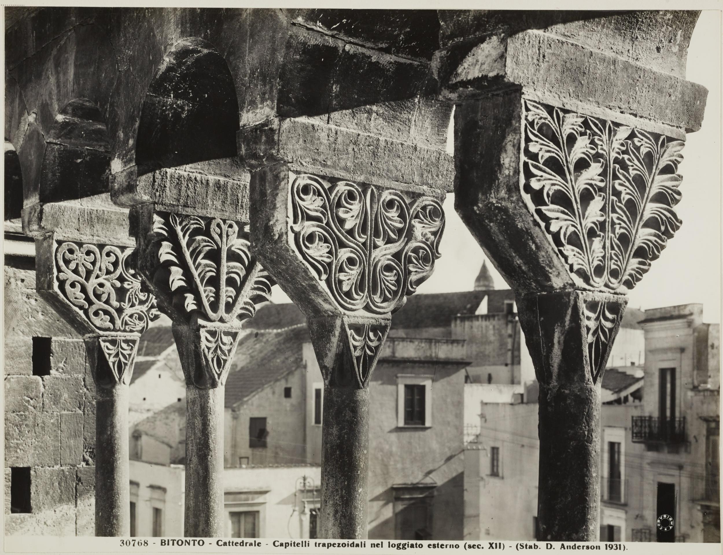 Domenico Anderson, Bitonto - Cattedrale di S. Valentino, fianco destro esterno, capitelli di una esafora del loggiato, 1931 ante, gelatina ai sali d'argento/carta, MPI137845