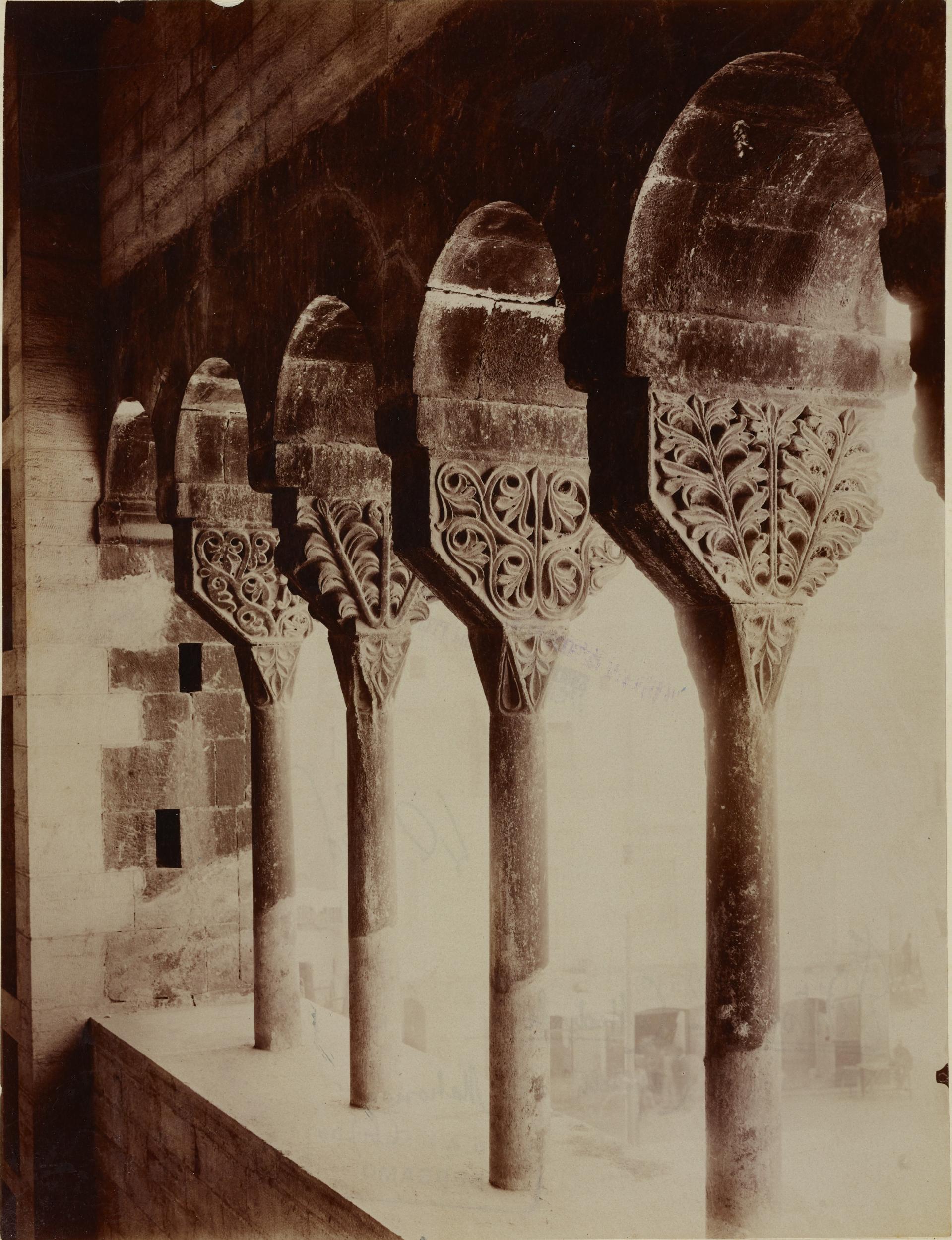 Fotografo non identificato, Bitonto - Cattedrale di S. Valentino, fianco destro esterno, capitelli di una esafora del loggiato, 1876-1900, albumina/carta, MPI137848