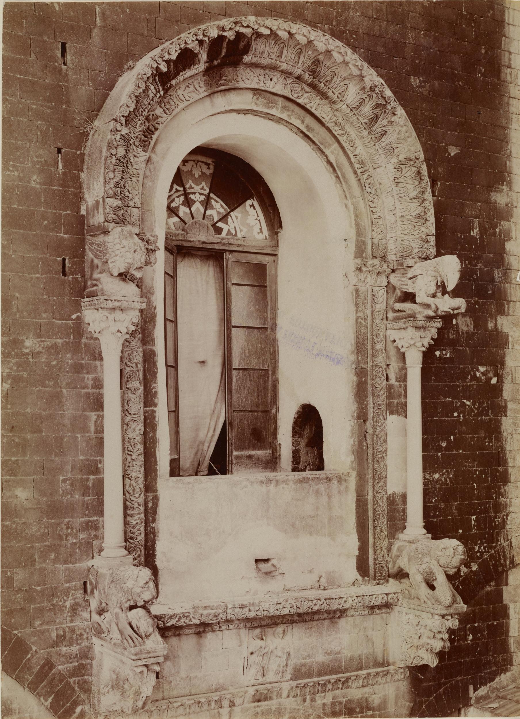 Fotografo non identificato, Bitonto - Cattedrale di S. Valentino, finestrone absidale della cattedrale - prima del restauri, 1876-1900, albumina/carta, MPI137854