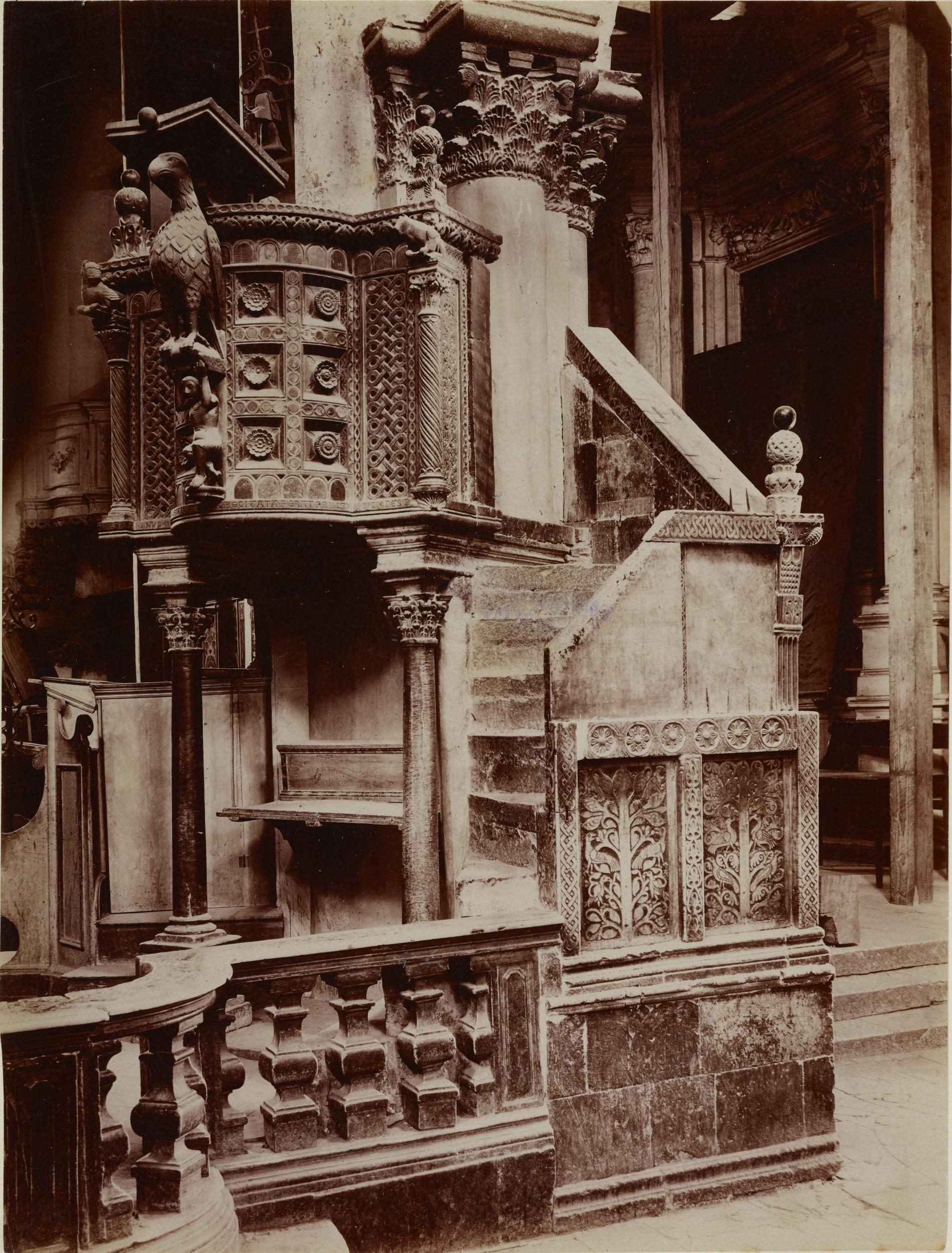 Fotografo non identificato, Bitonto - Cattedrale di S. Valentino, ambone veduto dalla scala d'accesso, 1876-1900, albumina/carta, MPI137867