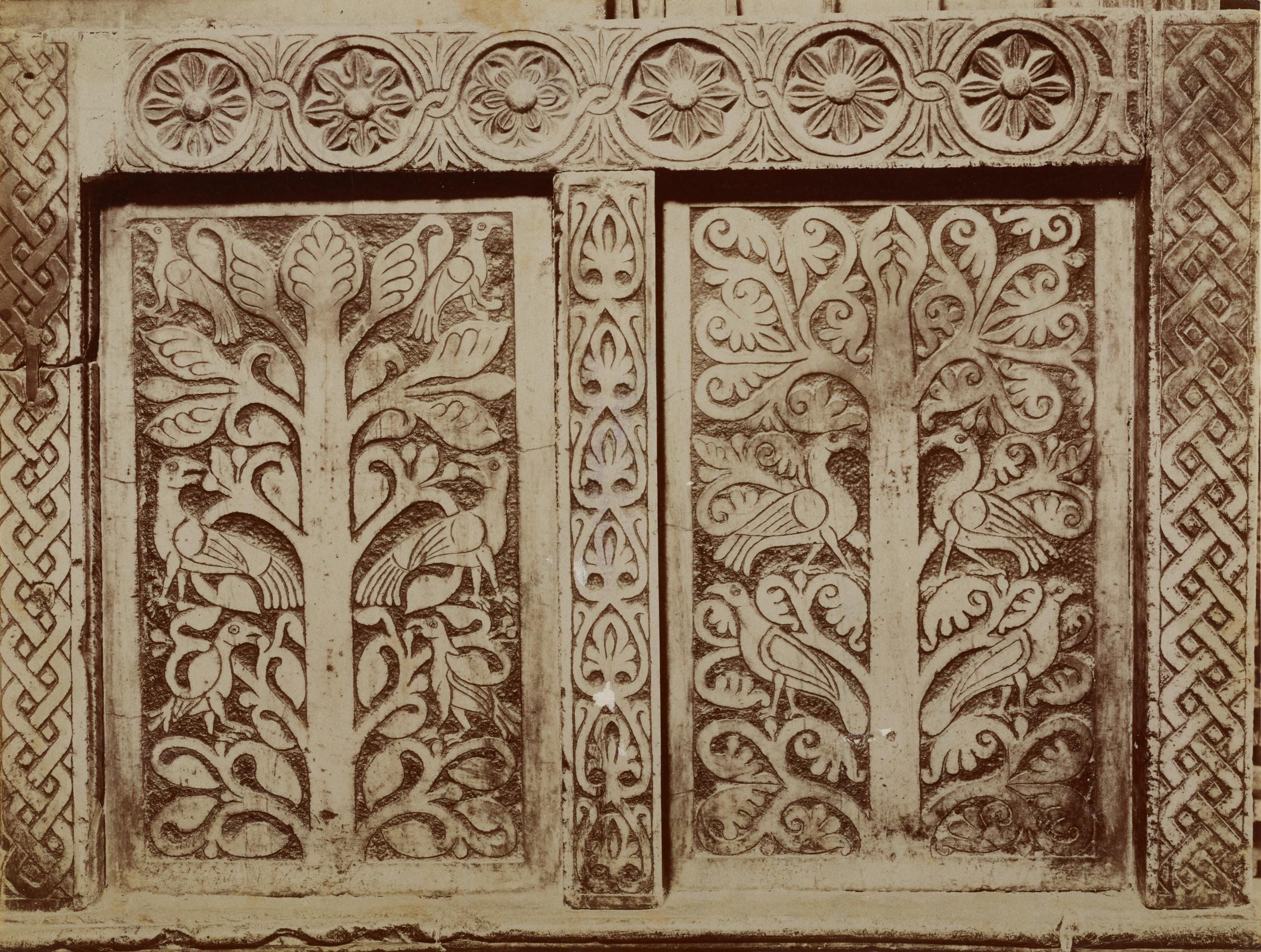 Fotografo non identificato, Bitonto - Cattedrale di S. Valentino, ambone, formelle a fogliami e intrecci, 1876-1900, albumina/carta, MPI137872