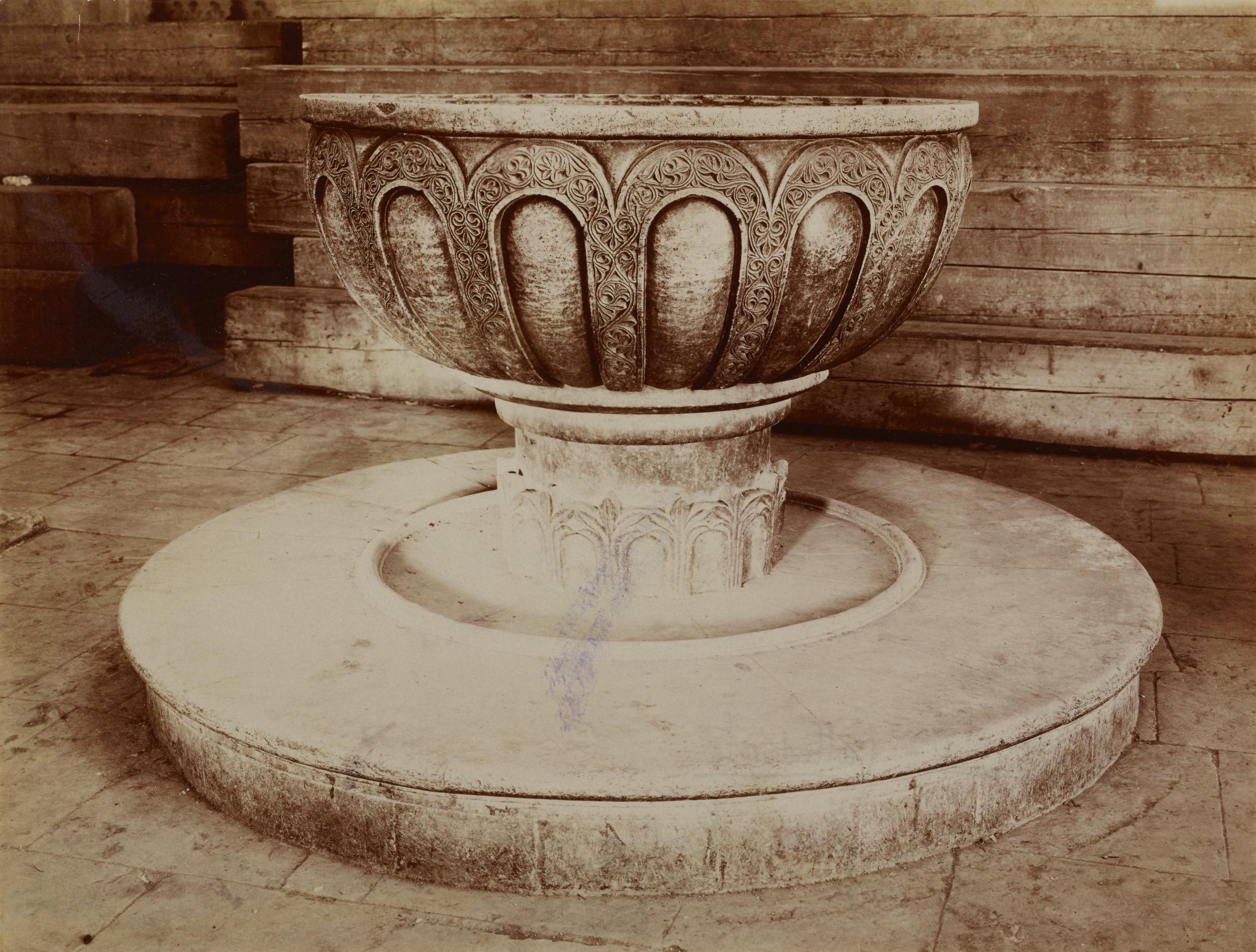 Fotografo non identificato, Bitonto - Cattedrale di S. Valentino, fonte battesimale - prima del restauri, 1876-1900, albumina/carta, MPI137887