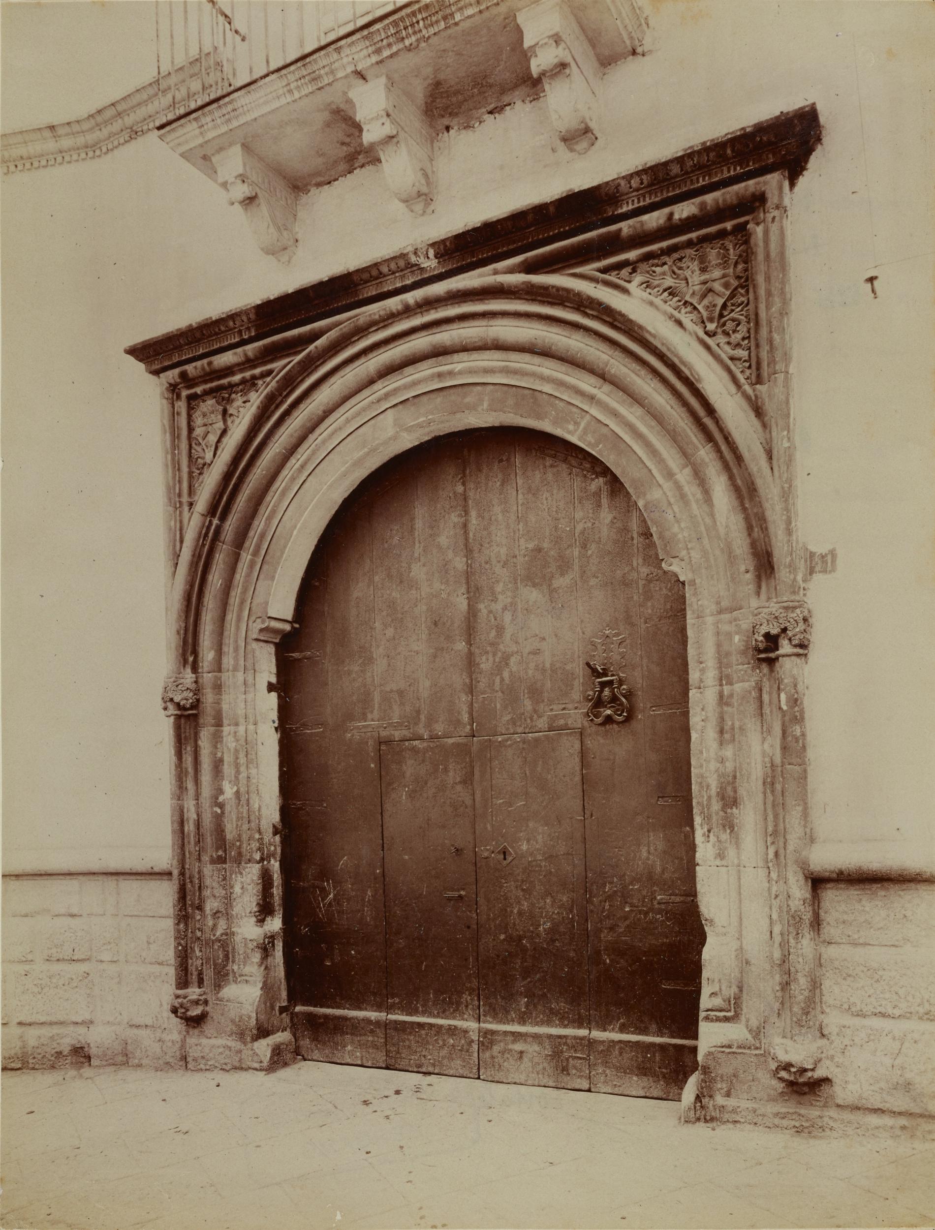 Fotografo non identificato, Bitonto - Palazzo Sylos-Labini, cortile, portale gotico-catalano, 1891-1910, albumina/carta, MPI137917
