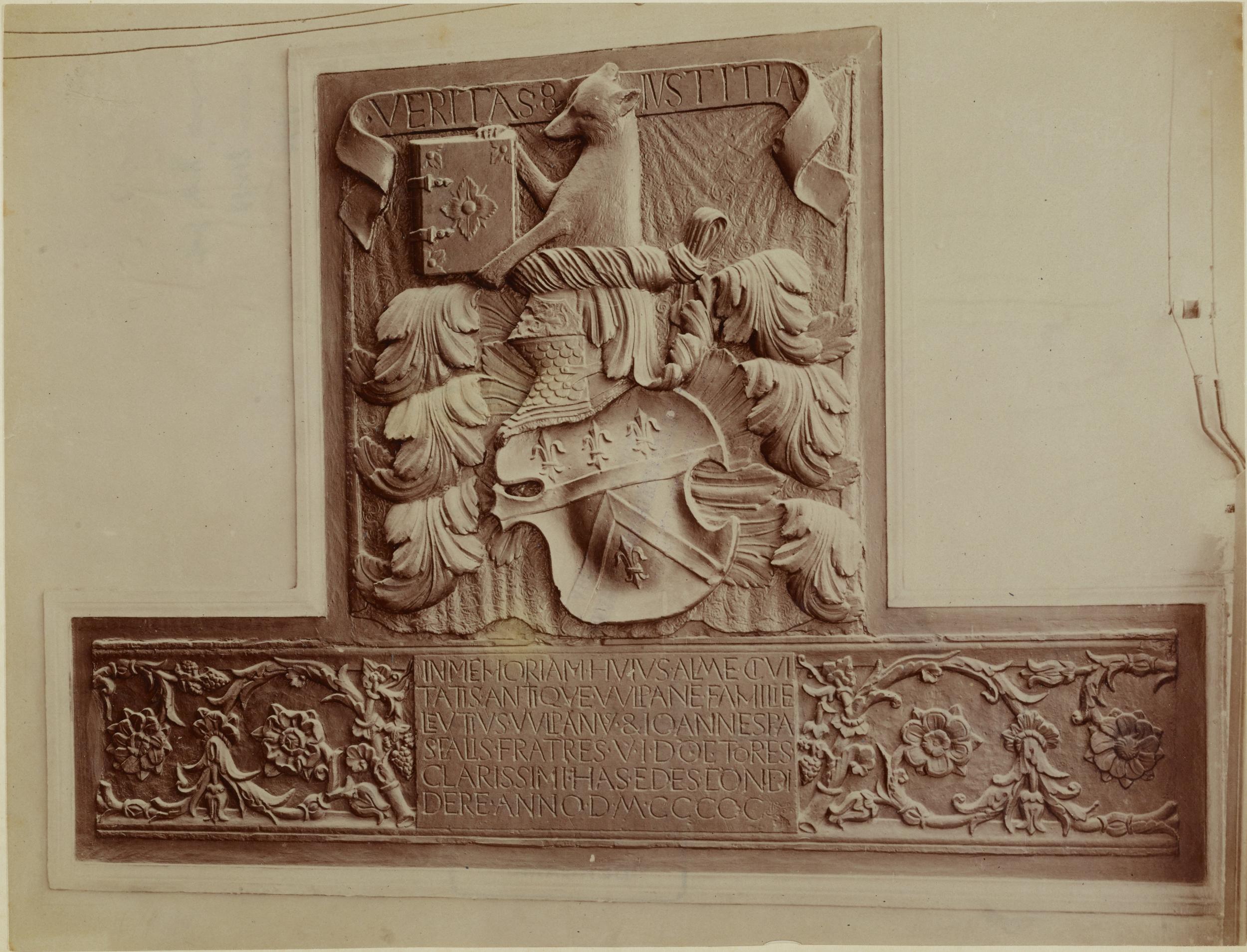 Fotografo non identificato, Bitonto - Palazzo Sylos-Labini già Vulpano, stemma con epigrafe dei Vulpano - facciata principale, 1891-1910, albumina/carta, MPI137918