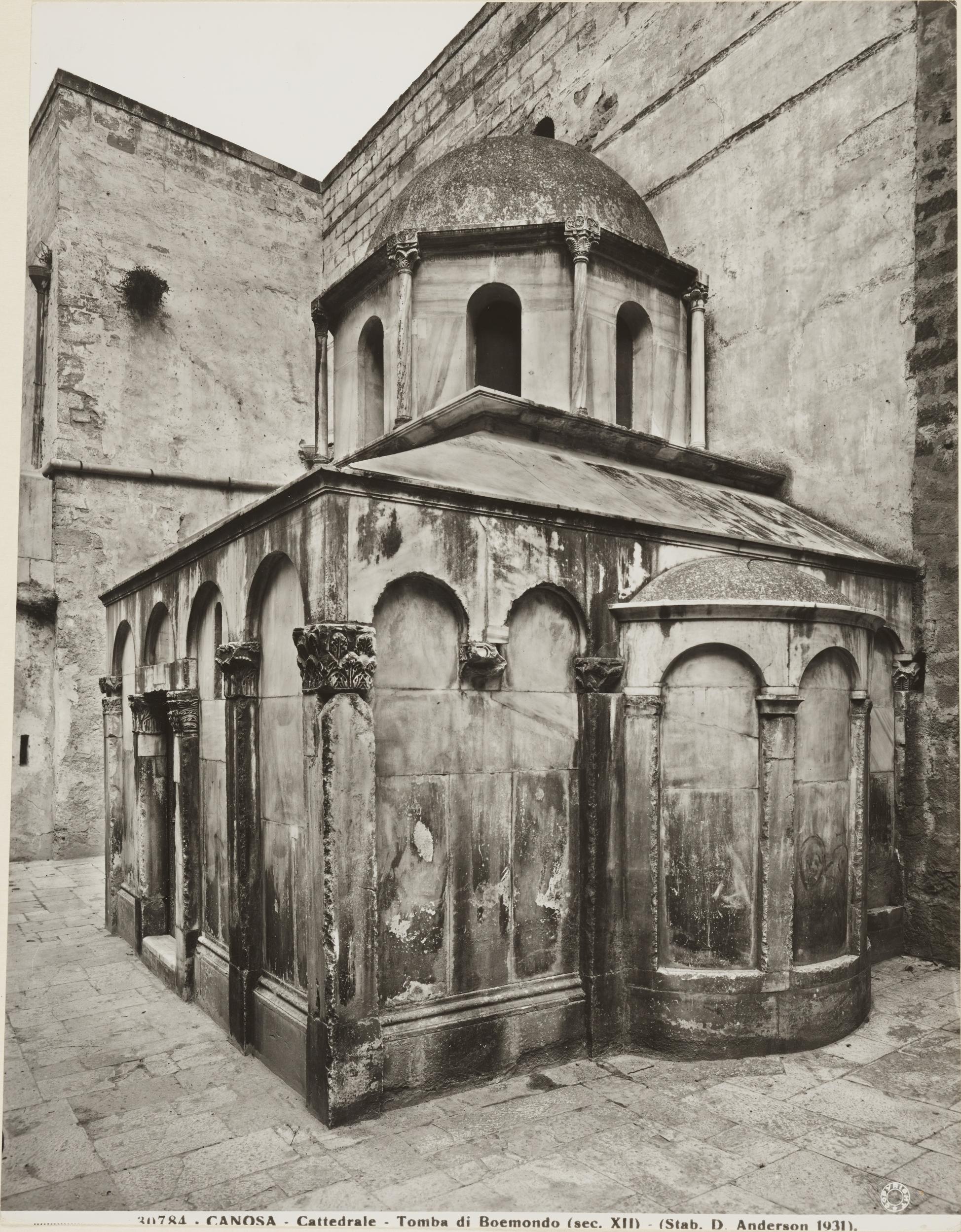 Domenico Anderson, Canosa di Puglia - Chiesa di S. Sabino, tomba di Boemondo, 1931, gelatina ai sali d'argento/carta, MPI143592