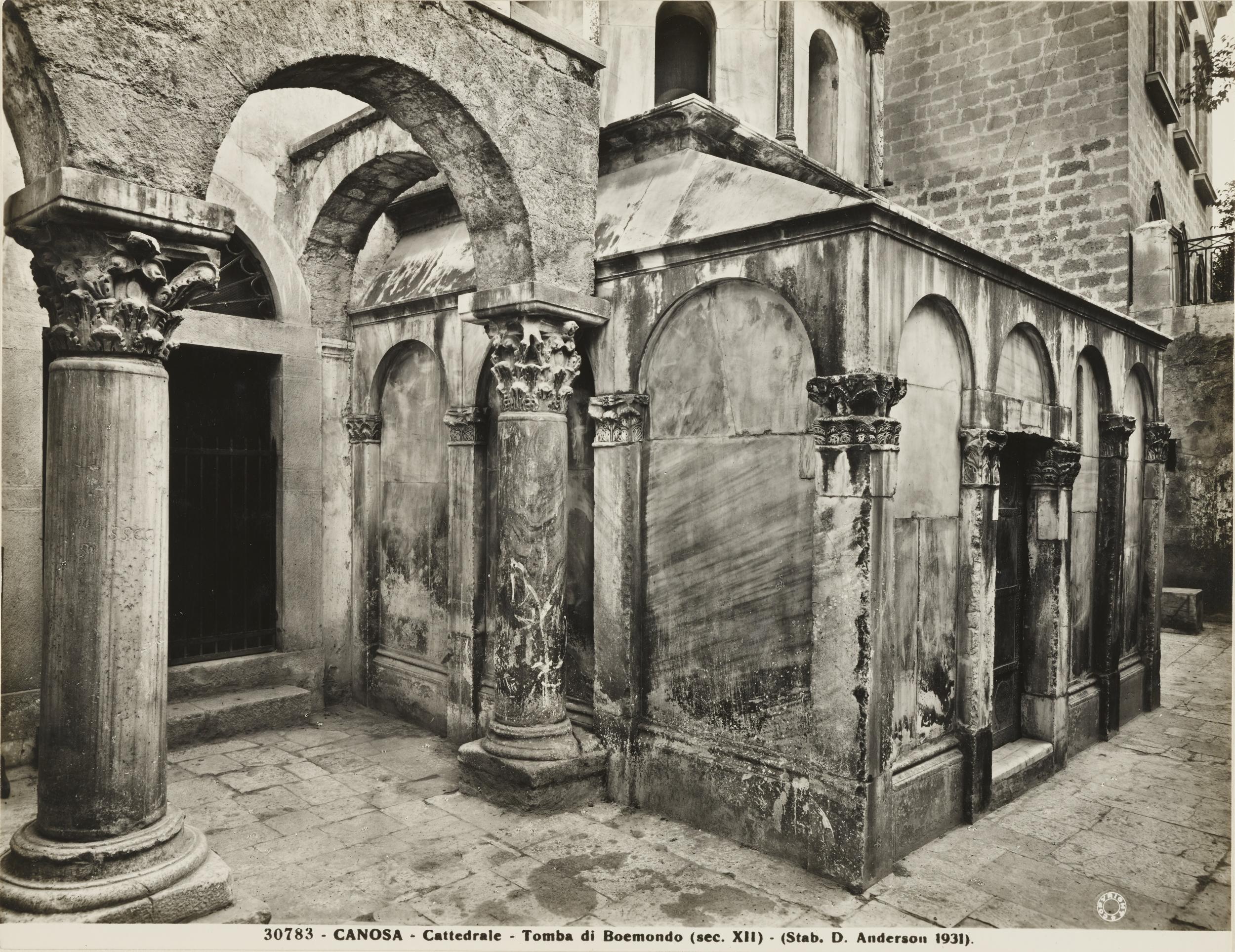 Domenico Anderson, Canosa di Puglia - Chiesa di S. Sabino, tomba di Boemondo, 1931, gelatina ai sali d'argento/carta, MPI143594